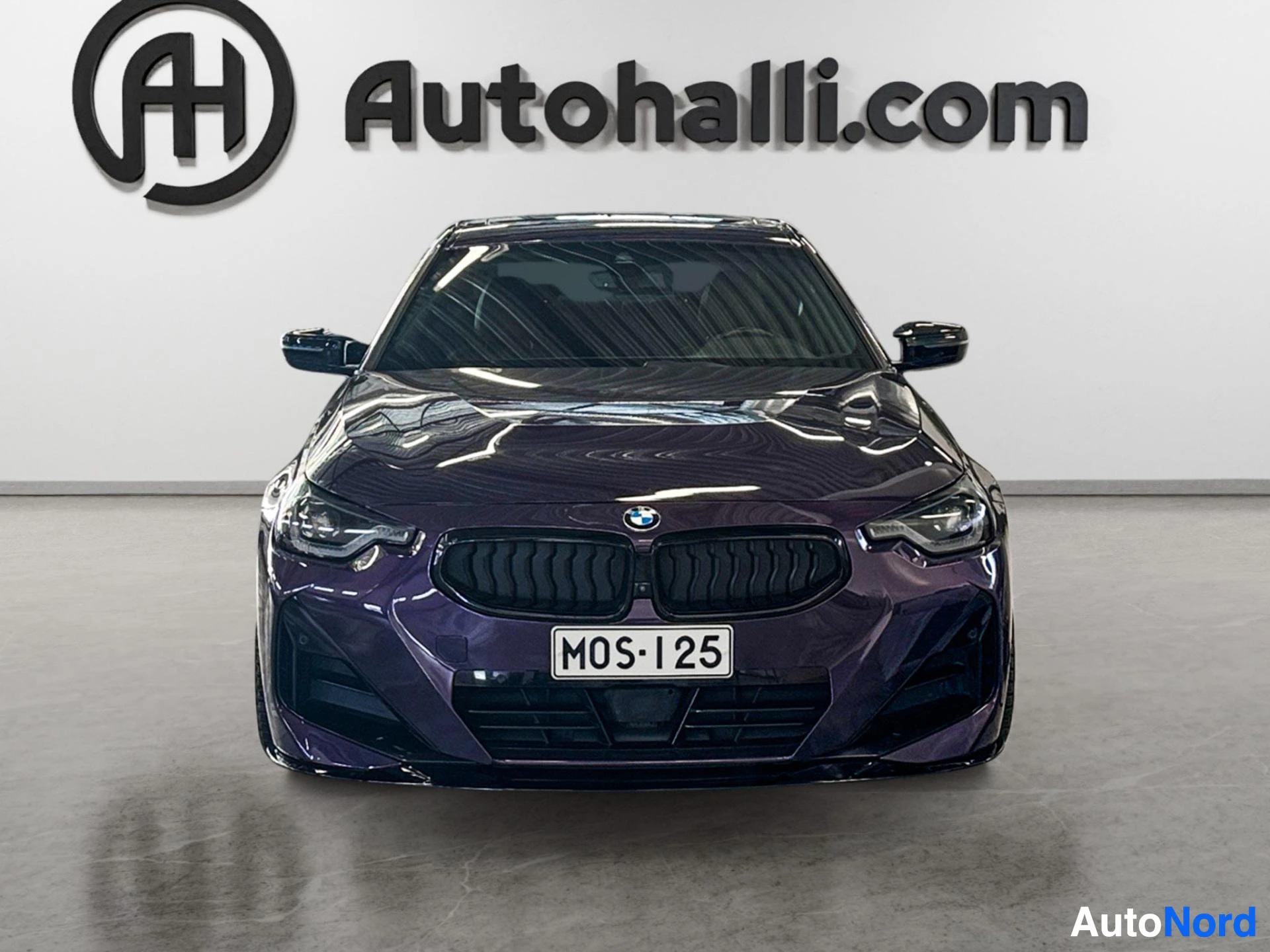 Violetti BMW coupe suoraan edestä, keskitettynä