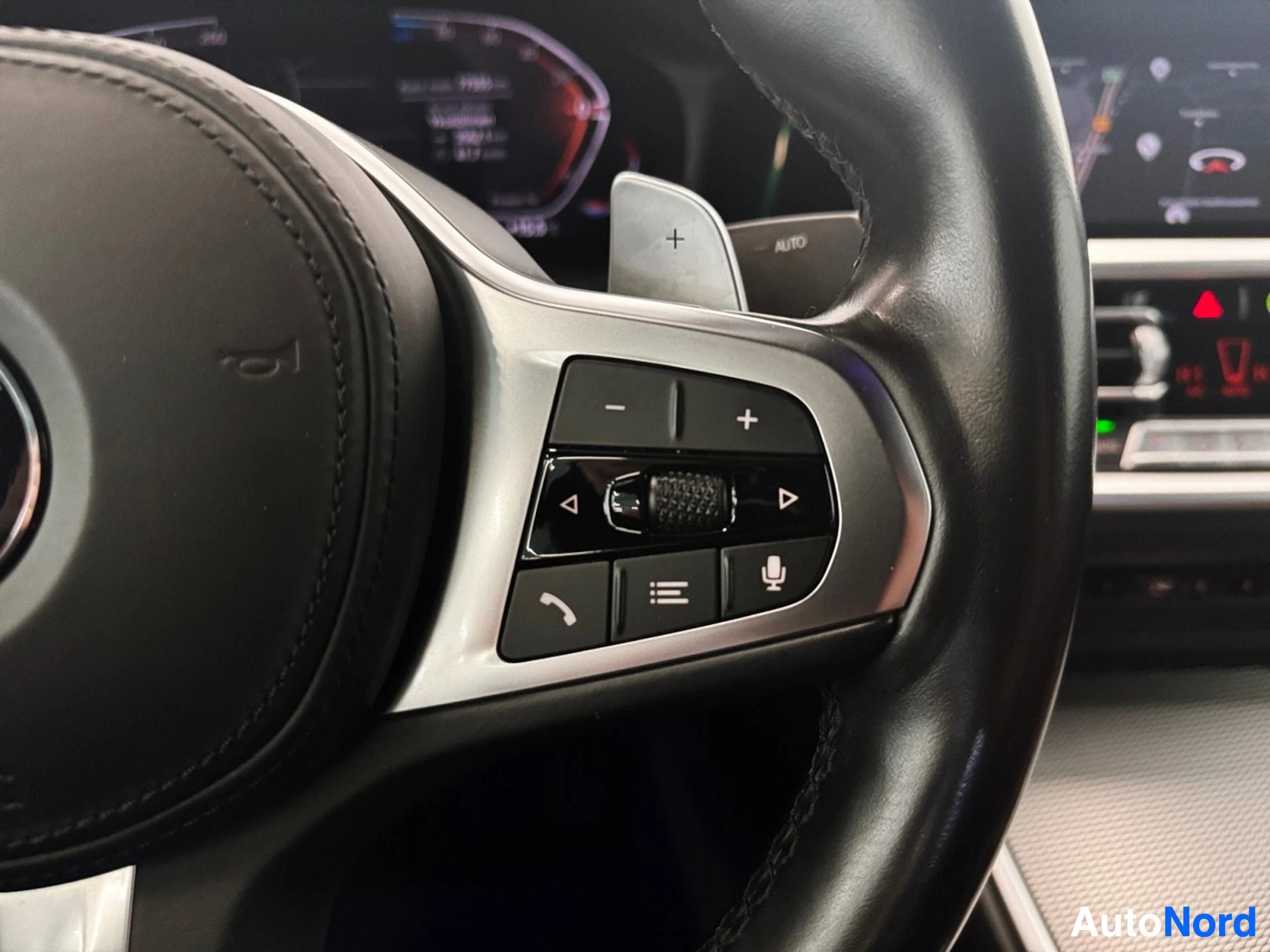 Right steering wheel spoke buttons with volume, phone and voice control options