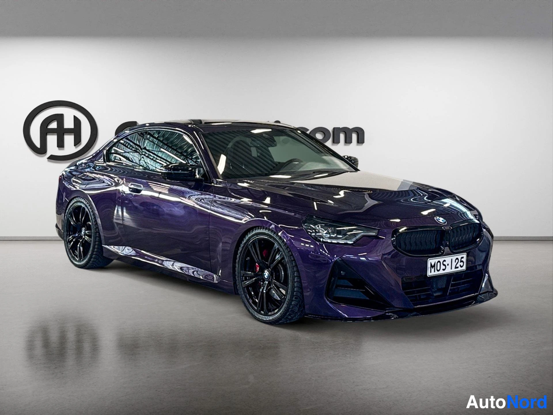 Violetti BMW coupe näkymä sivulta oikealta
