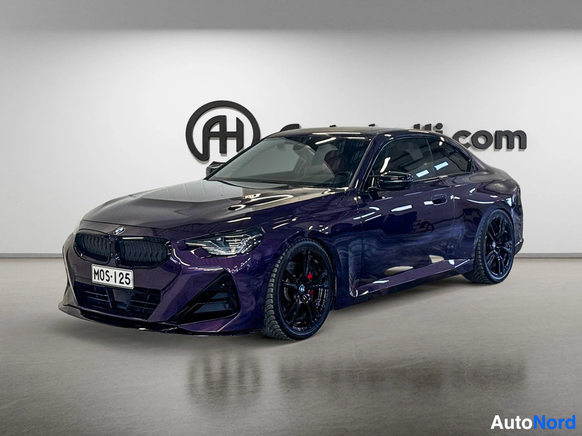 Violetti BMW coupe näkymä sivulta vasemmalta