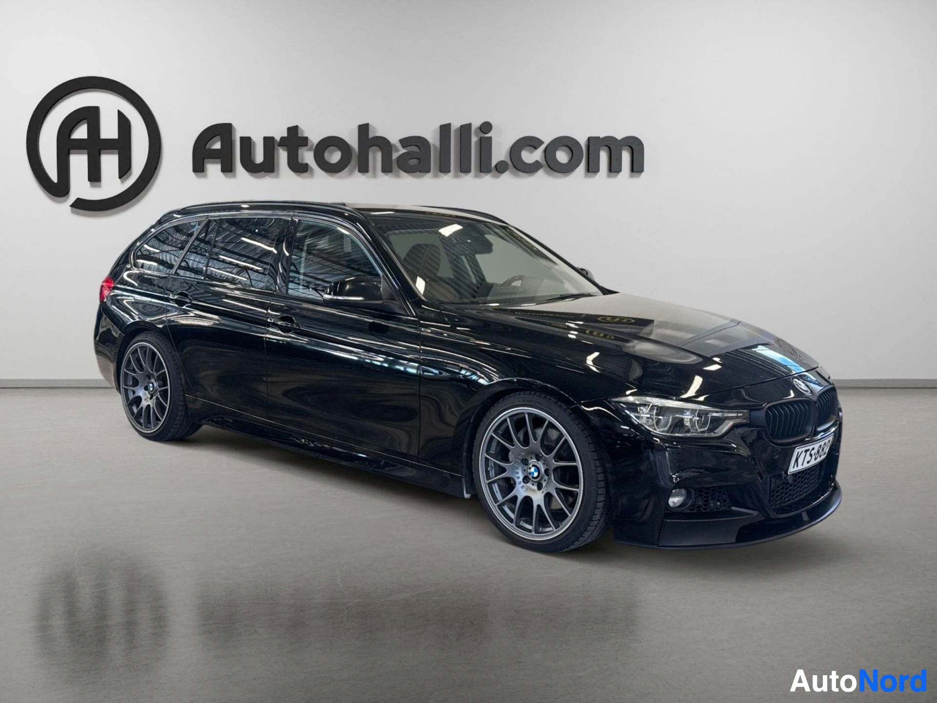 Musta BMW farmari vasemmalta sivusta, valurenkaat, LED-ajovalot