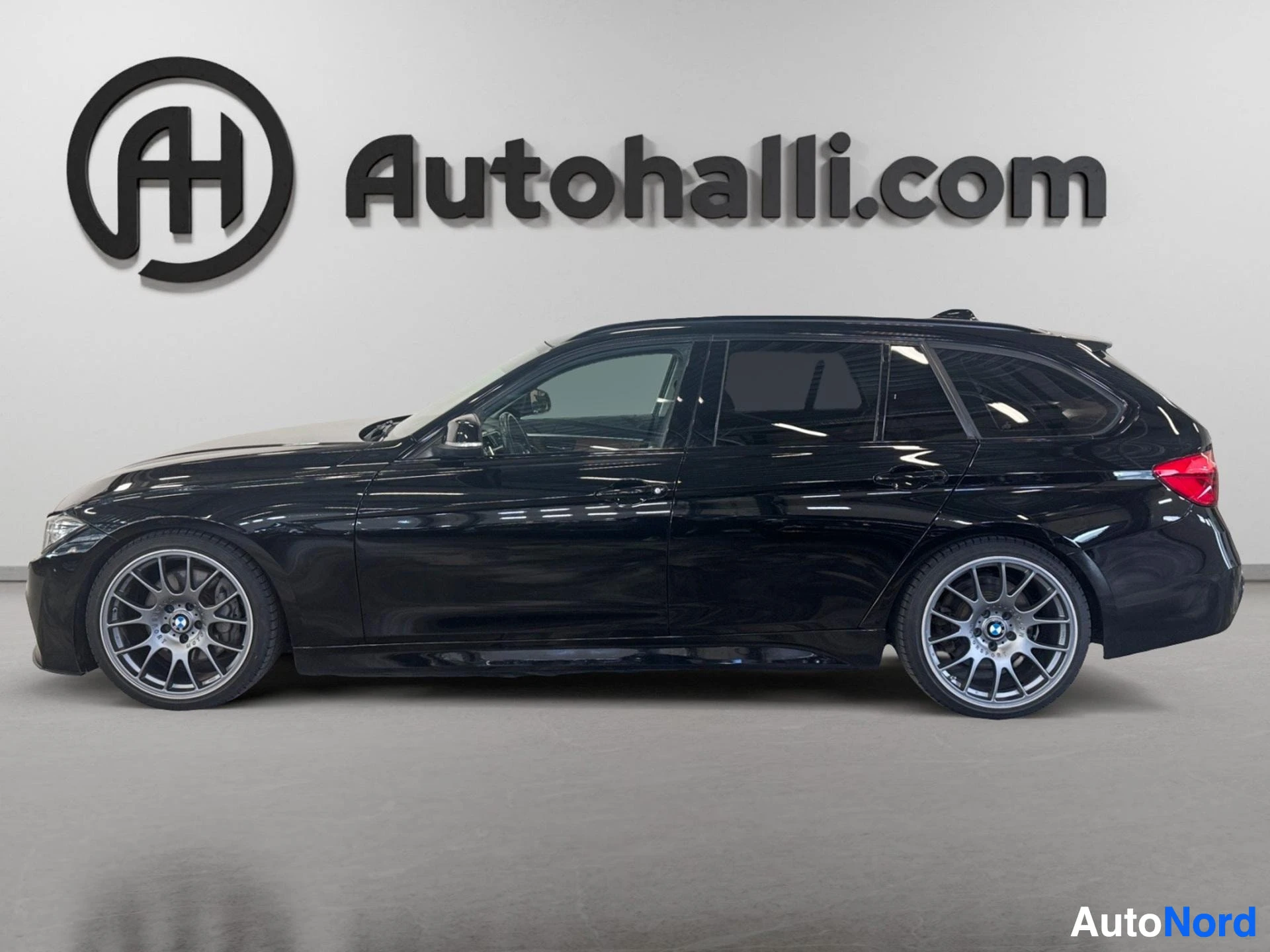 Musta BMW 335 dA F31 farmari sivusta vasemmalta näkyen