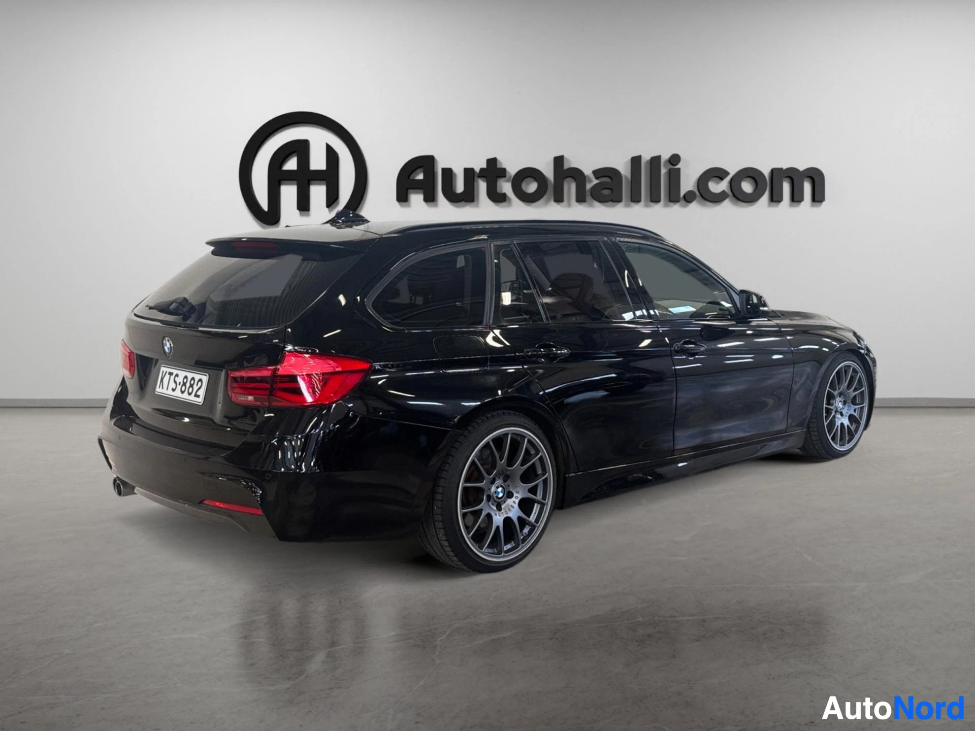 Musta BMW 335 dA F31 farmari takaa-sivusta oikealta näkyen