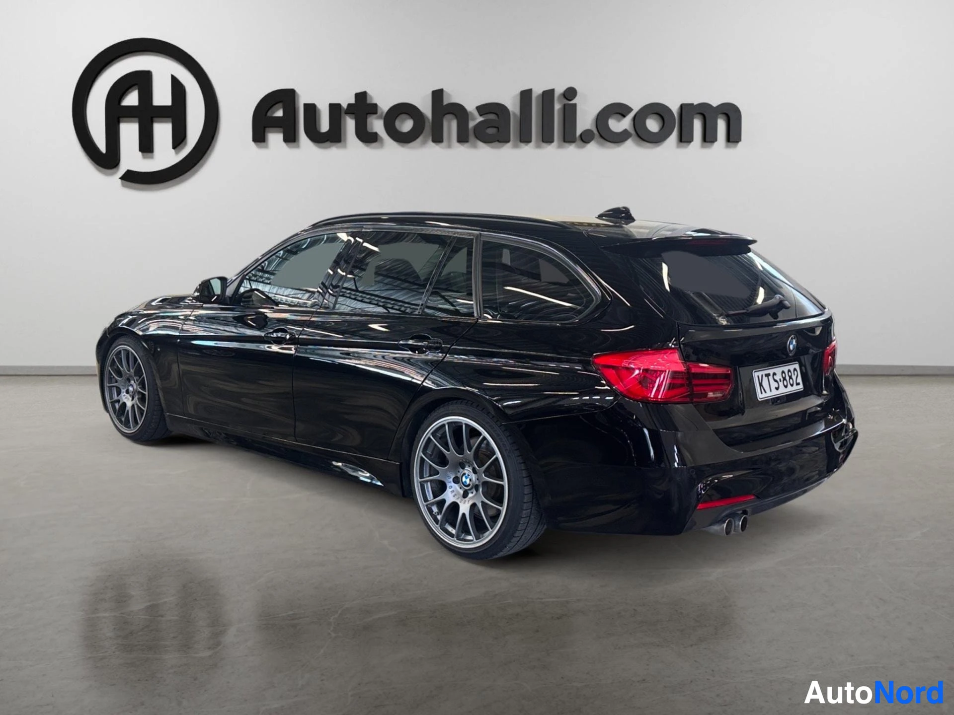 Musta BMW 335 dA F31 farmari takaa-sivusta vasemmalta näkyen