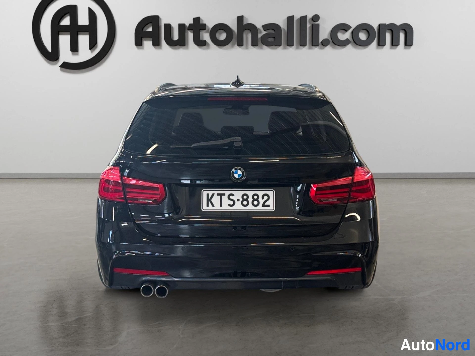 Musta BMW 335 dA F31 farmari takaa suoraan kuvattuna
