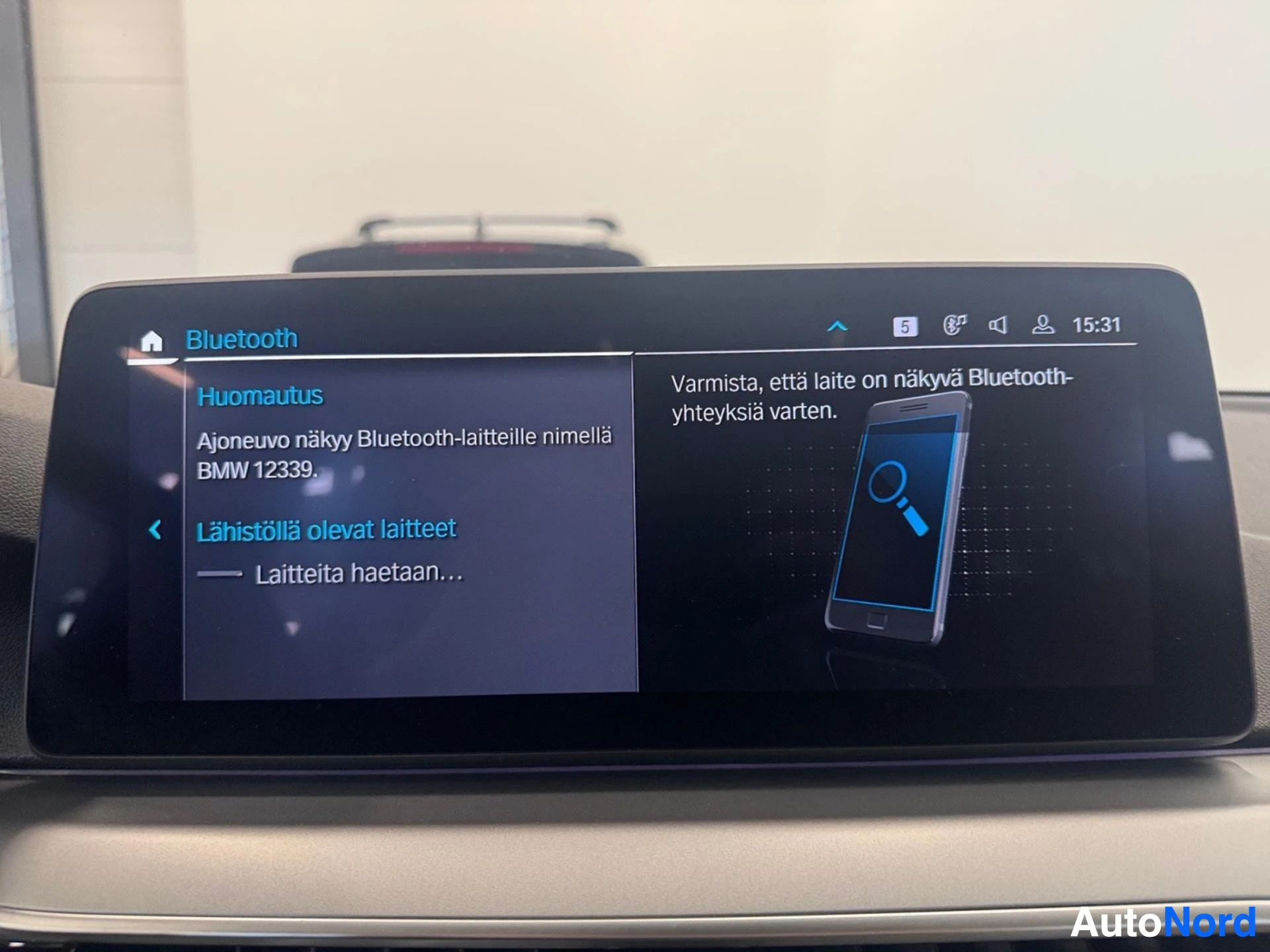 Infotainment display showing Bluetooth connectivity menu in Finnish.