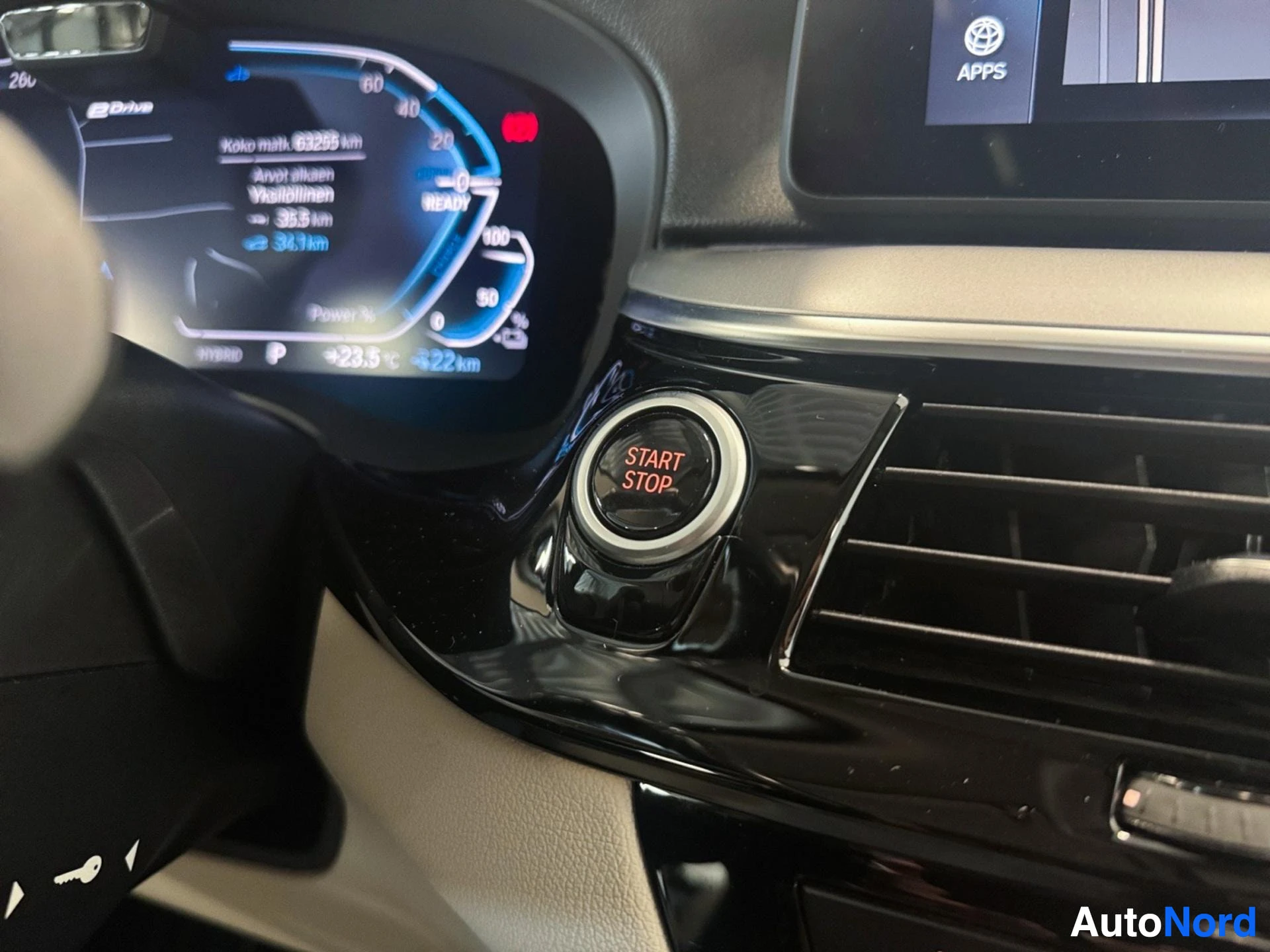 Digitaalinen mittaristo, start-stop nappi ja infotainment näyttö