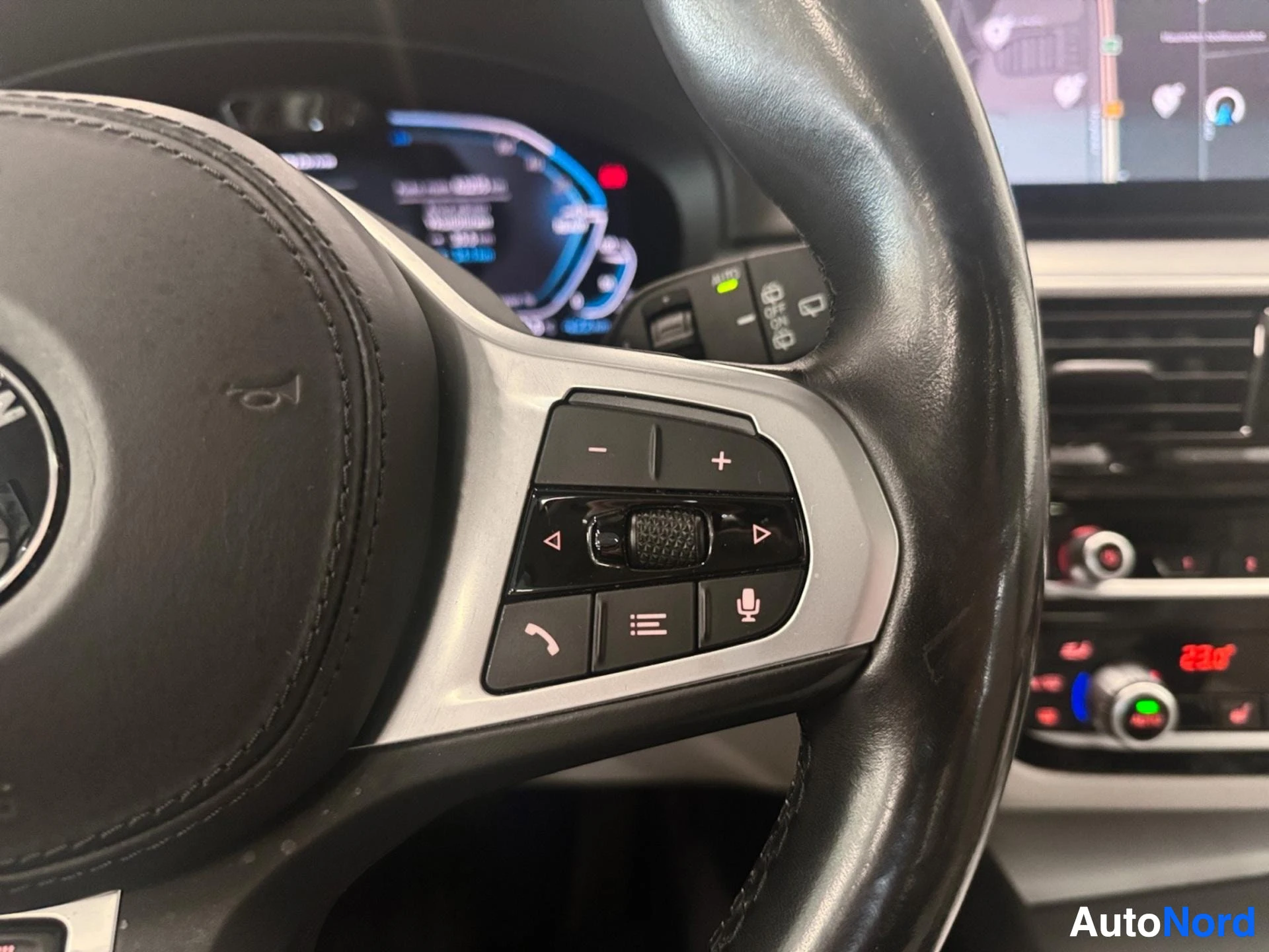 Right steering wheel spoke buttons for phone and menu controls
