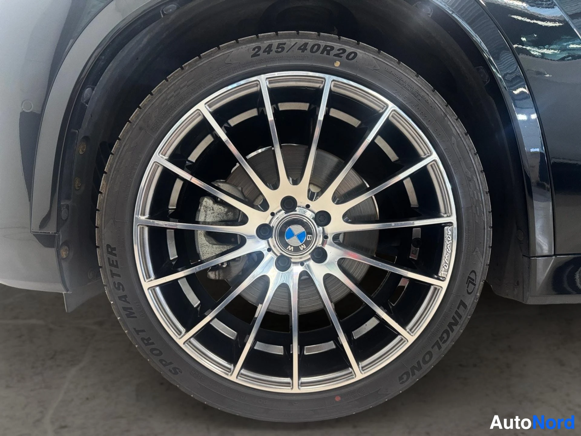 BMW-varaventtiili, hopeanvärinen vanne ja 245/40R20-rengas edestä