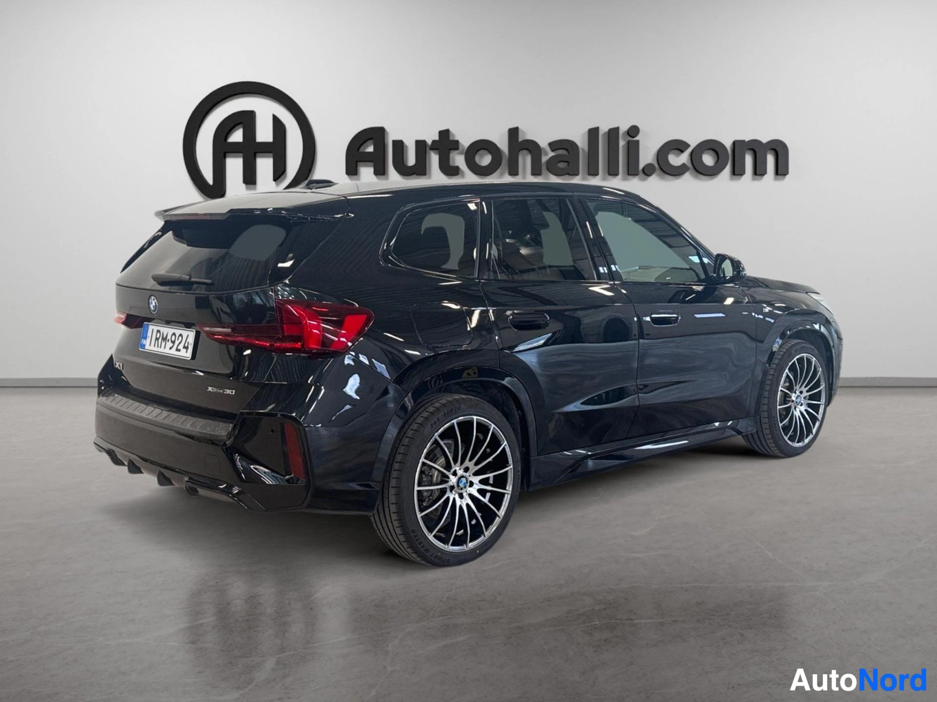 Musta BMW xDrive nelivetoiskulmasuv, näkymä takaa vasemmalta