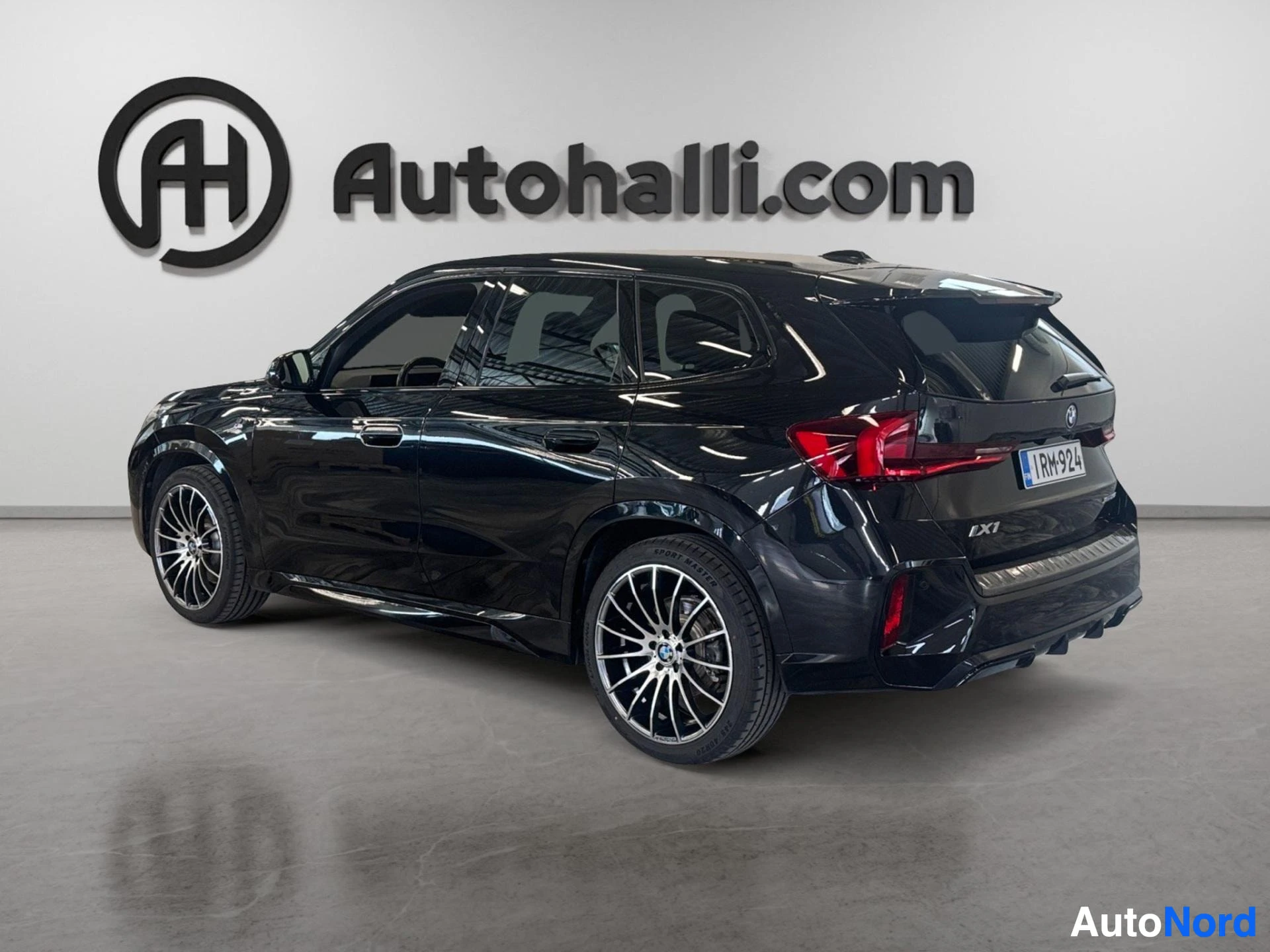 Musta BMW xDrive nelivetoiskulmasuv, näkymä takaa oikealta