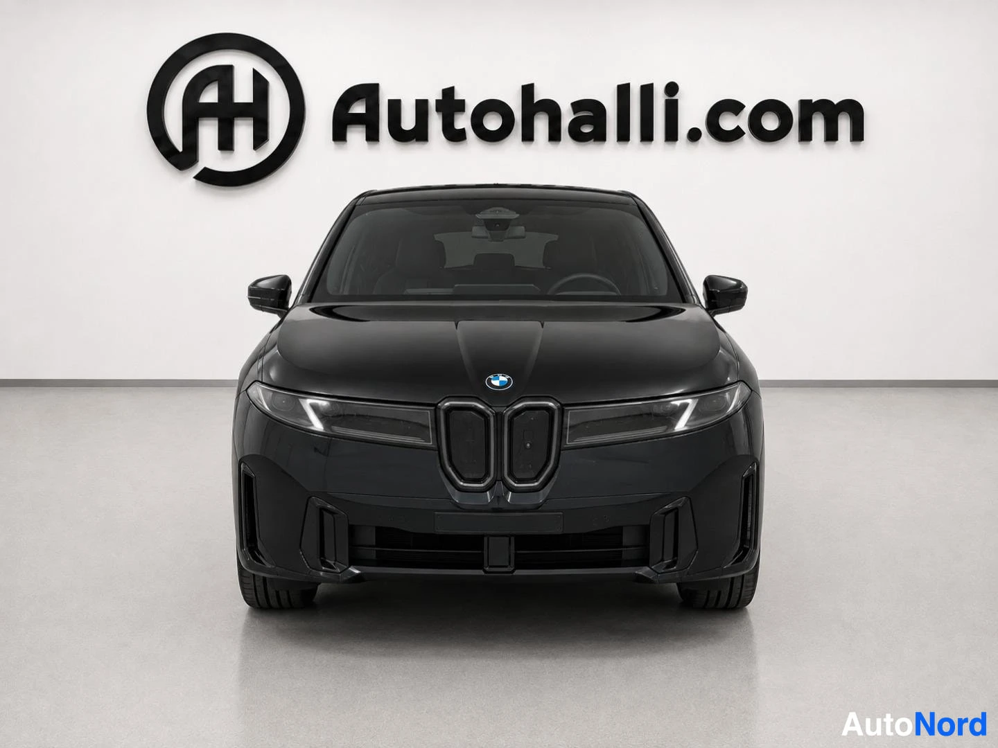 Musta BMW iX3 etupuolelta kuvattuna, diagonaalinen etunäkymä