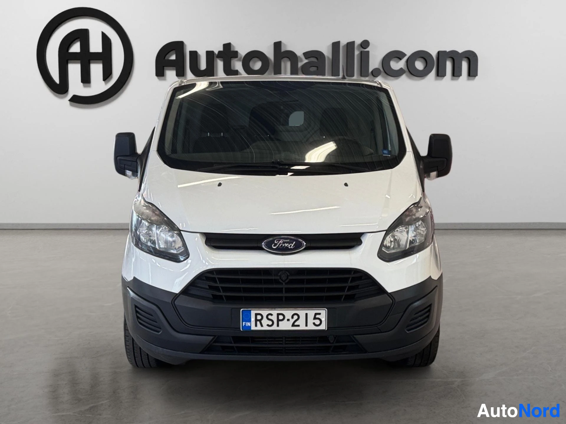 Valkoinen pakettiauto suoraan edestä, Ford-tunnus näkyvissä