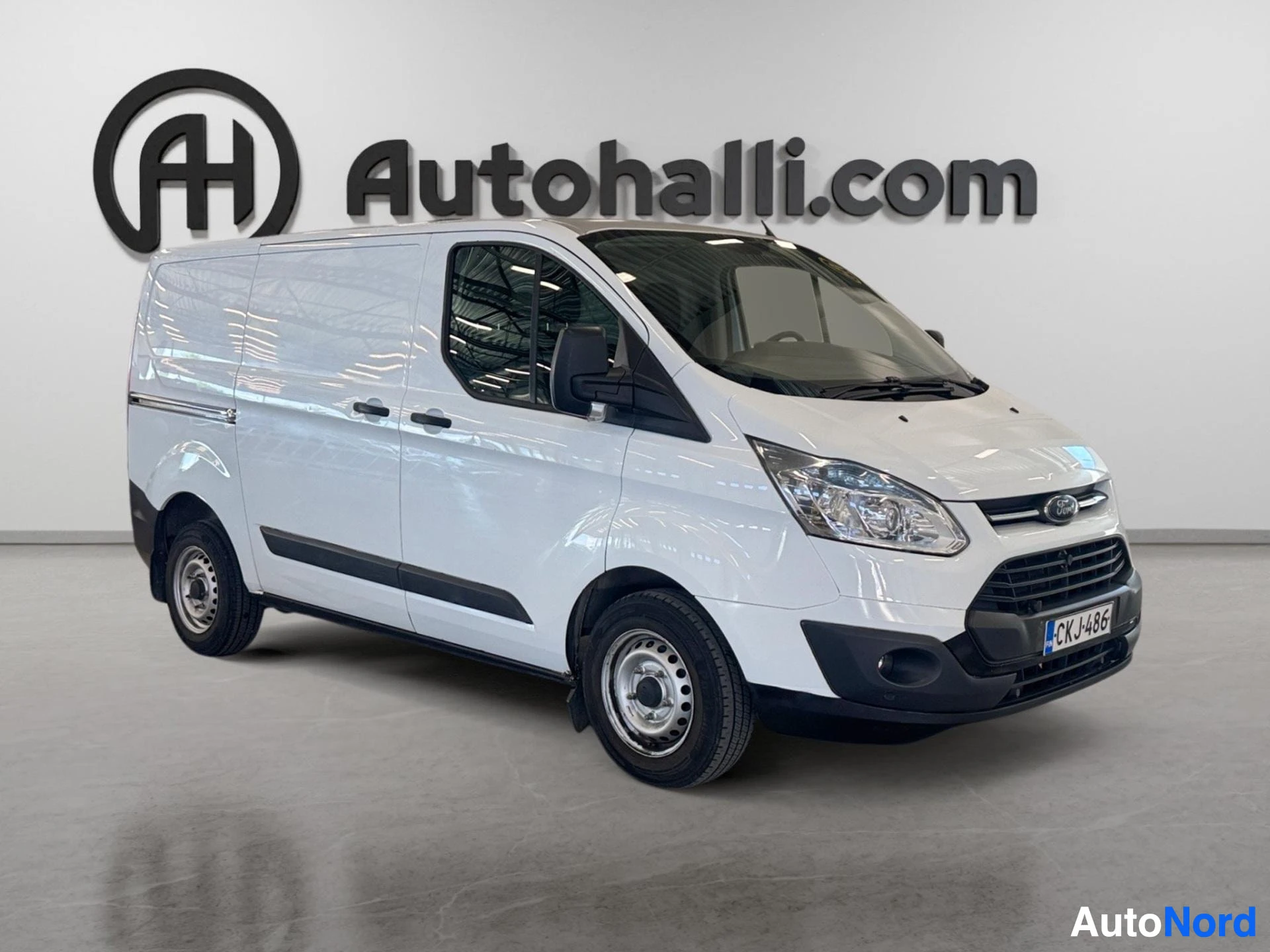 Valkoinen Ford-pakettiauto, kolmen neljäsosan näkymä edestä vasemmalle
