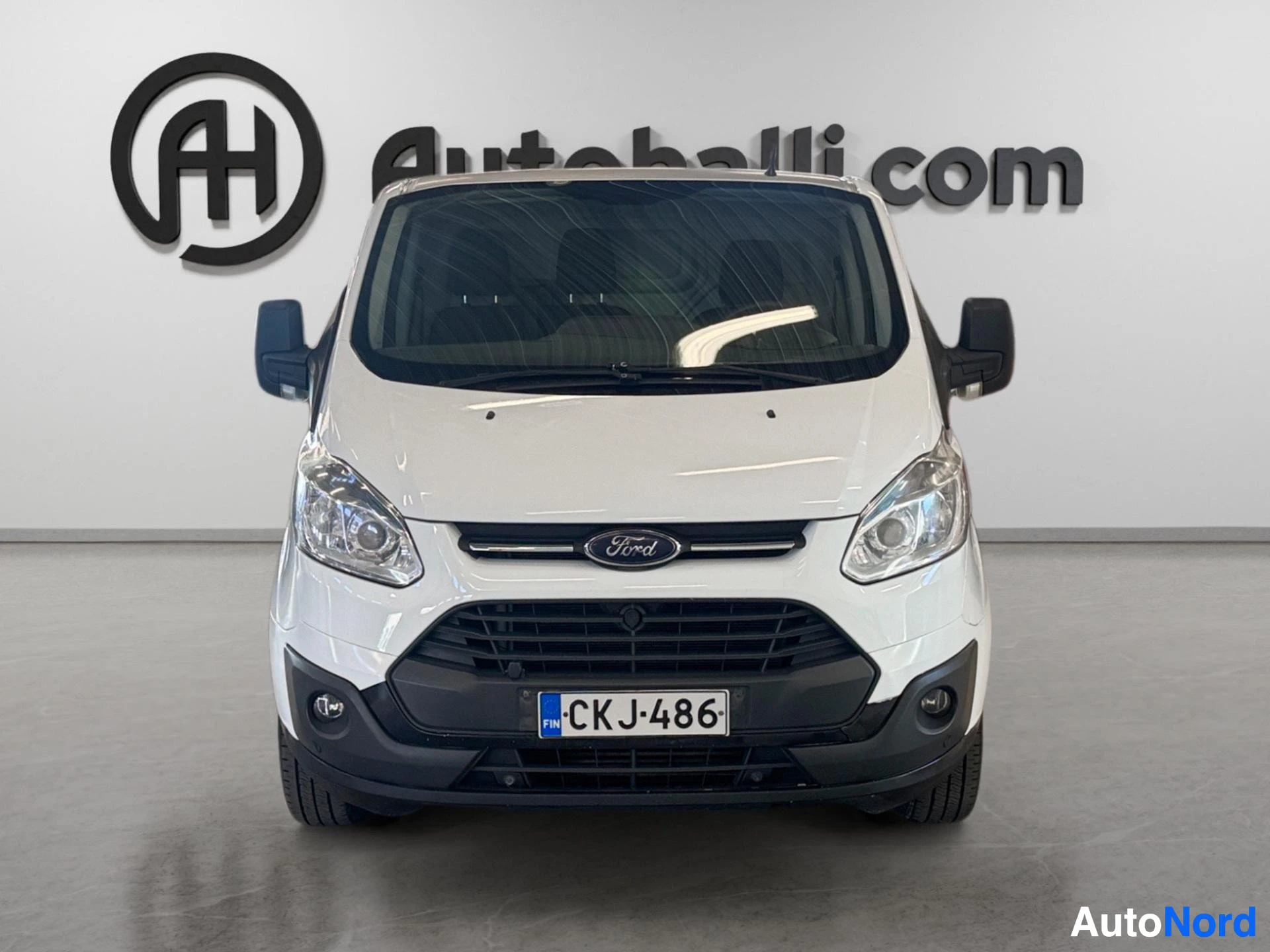 Valkoinen Ford-pakettiauto suoraan edestä, Ford-logo etupanelissa