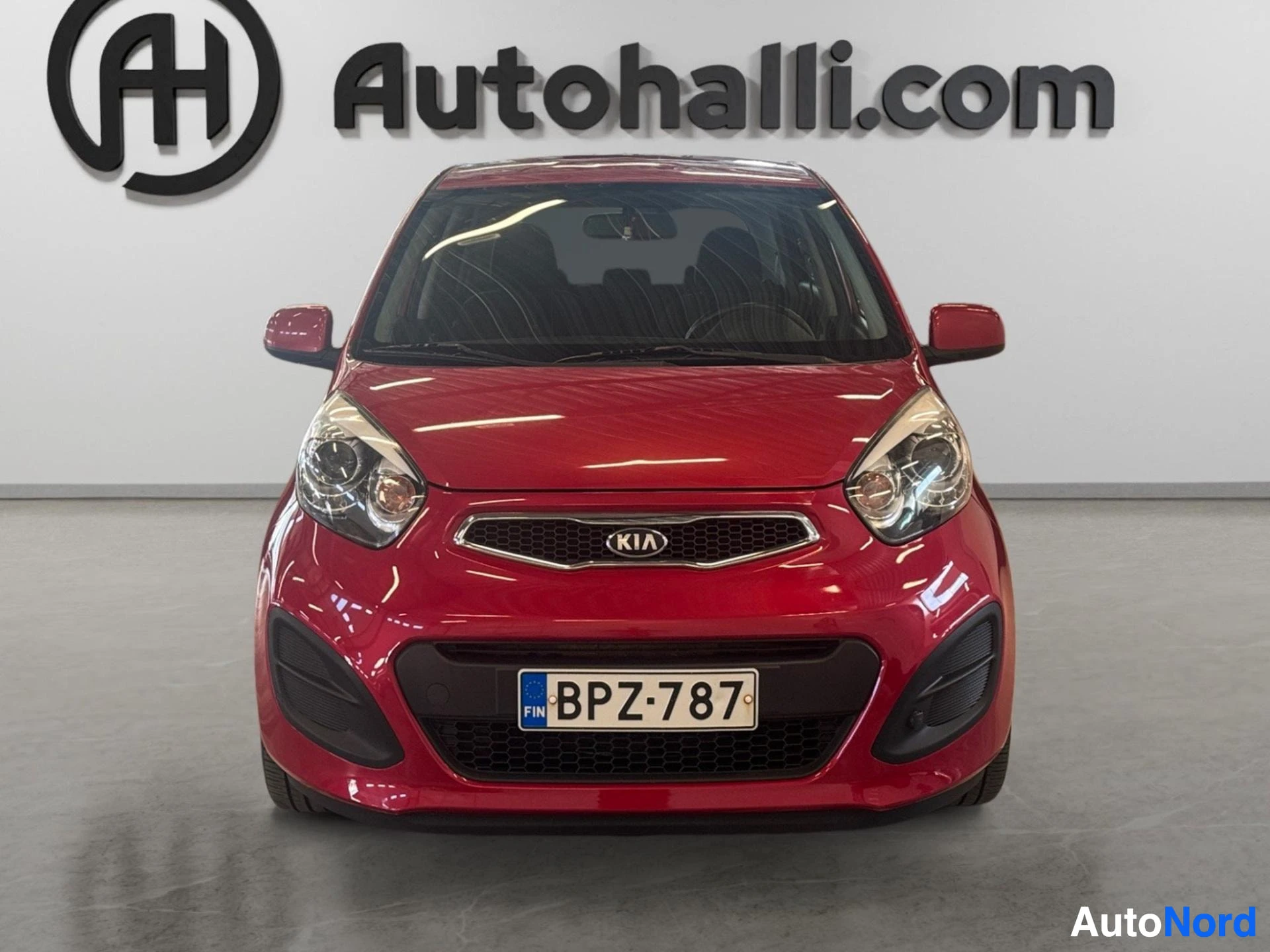 Punainen Kia Picanto etulta suoraan kuvattuna