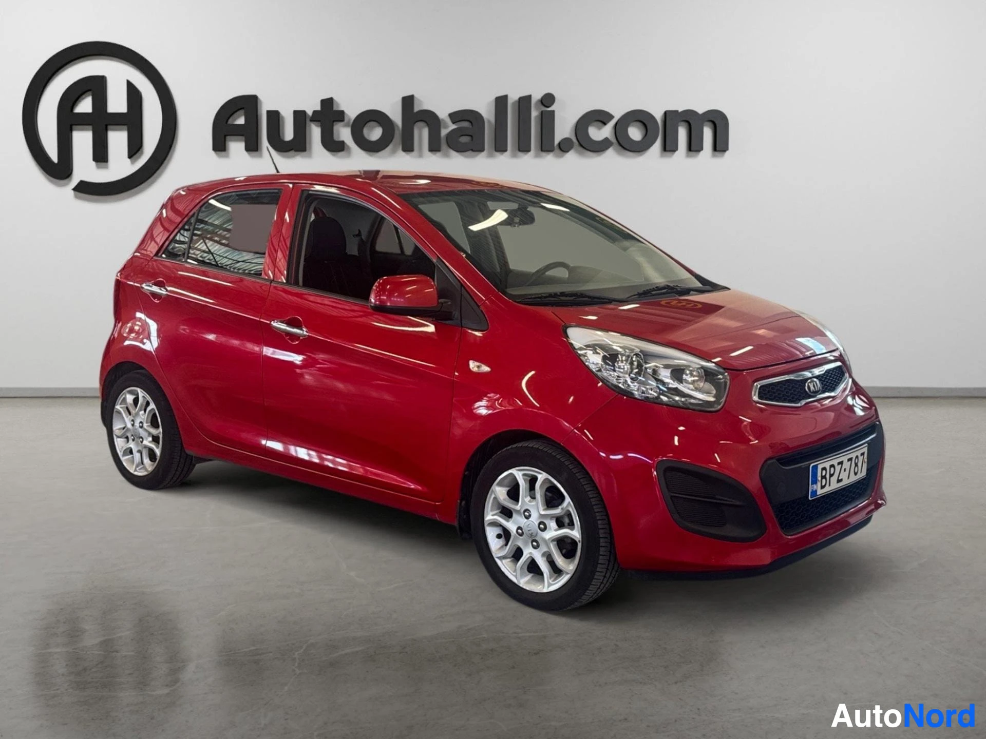 Punainen Kia Picanto kolmiovi etualapuolelta kuvattuna