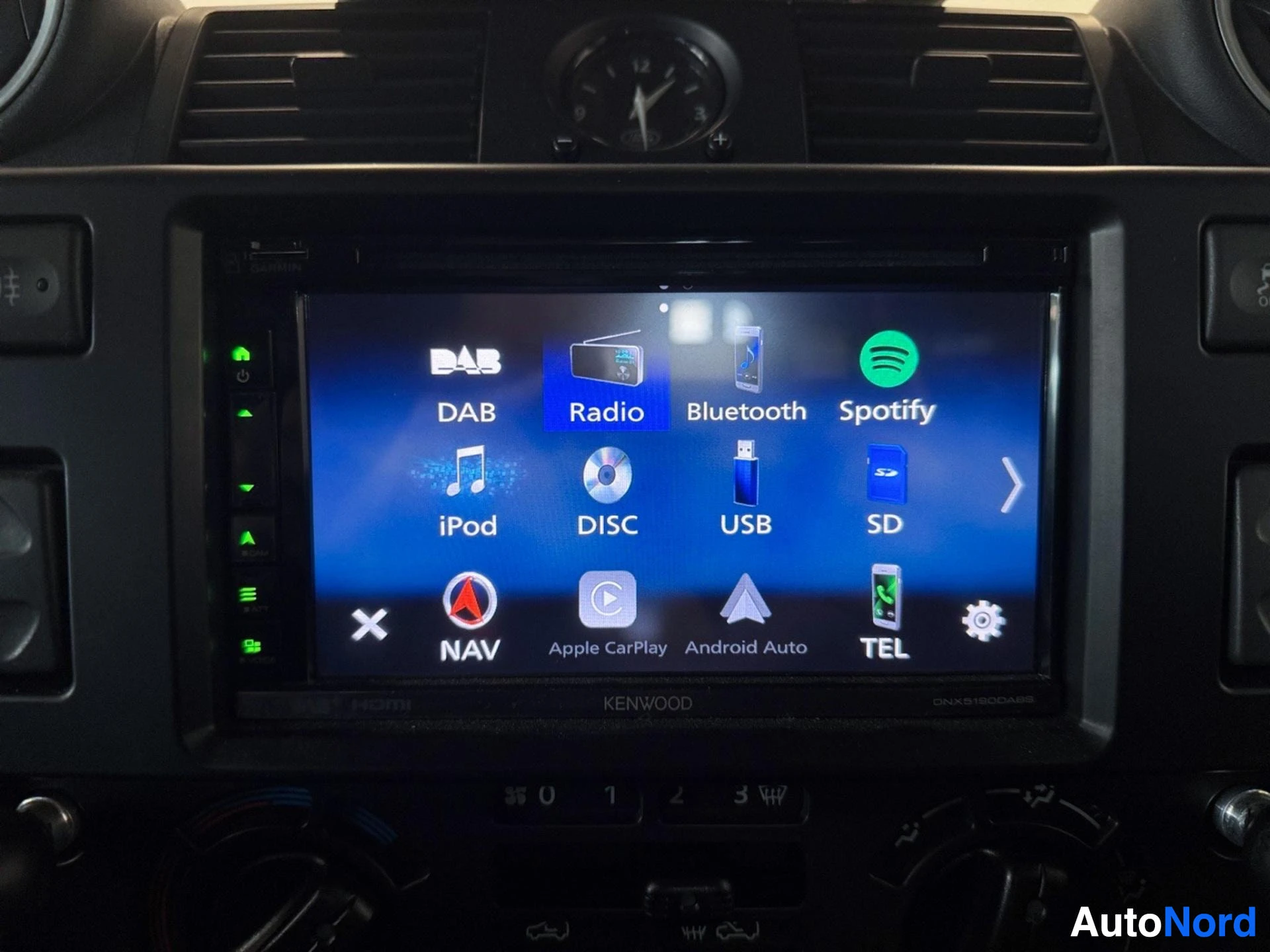 Kenwood infotainment-järjestelmä näyttää DAB, radio, Bluetooth ja muita toimintoja.