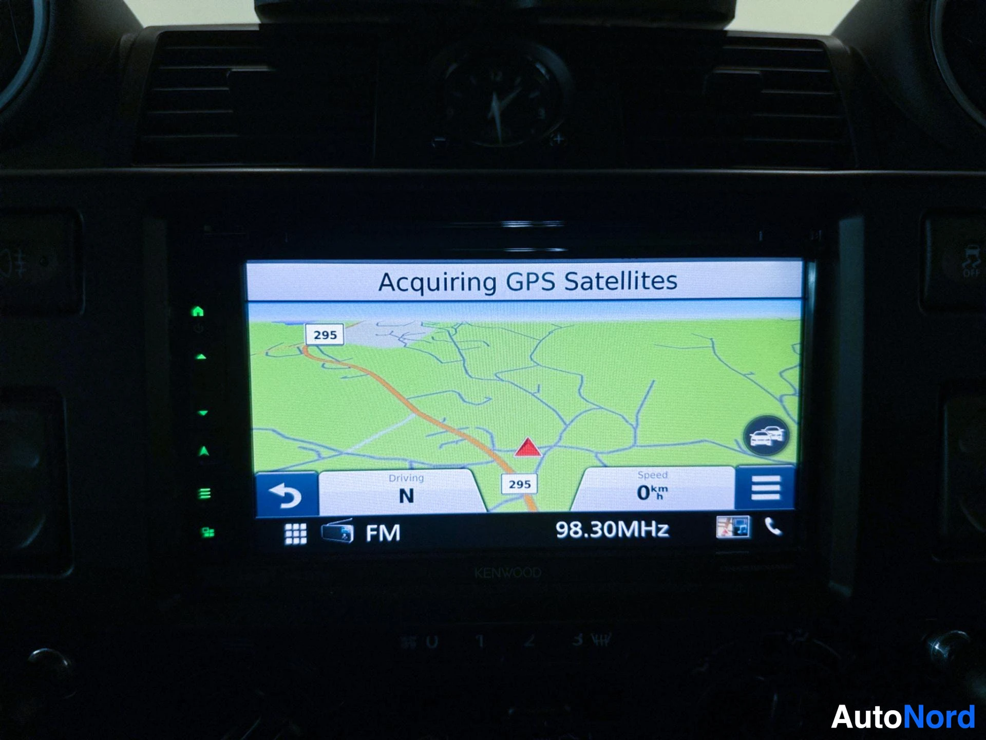 Kenwood navigaattori näyttää GPS-satelliittien hankintaa kartalla.