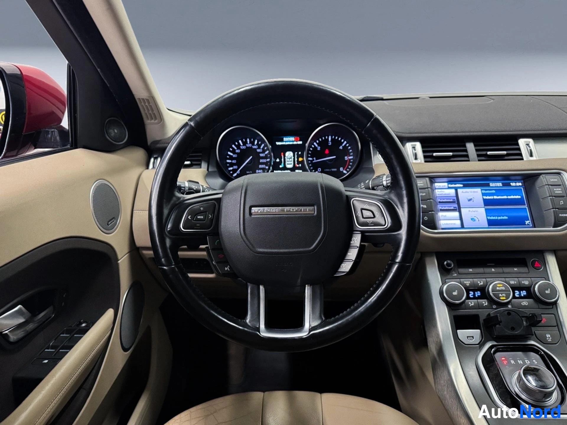 Range Rover Evoque ohjausratti ja kojelauta näytöllä, vaalea nahkaistuin sivulla