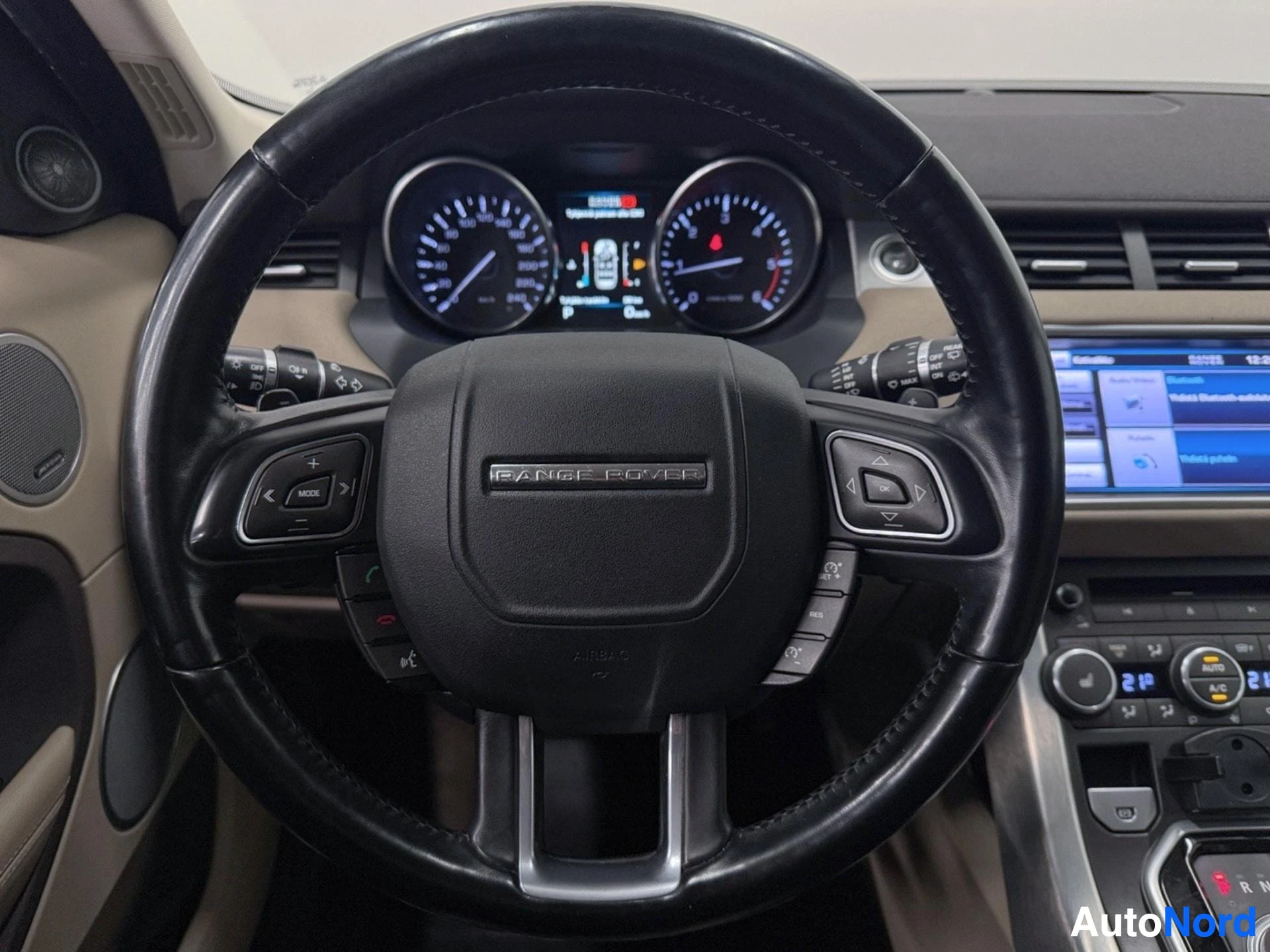 Ohjauspyörä Range Rover logolla ja johtokanuunit