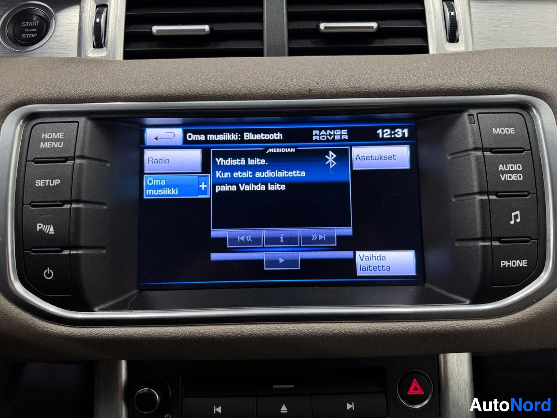 Infotainment-näyttö Bluetooth-yhteydellä ja musiikin soittoominaisuuksilla