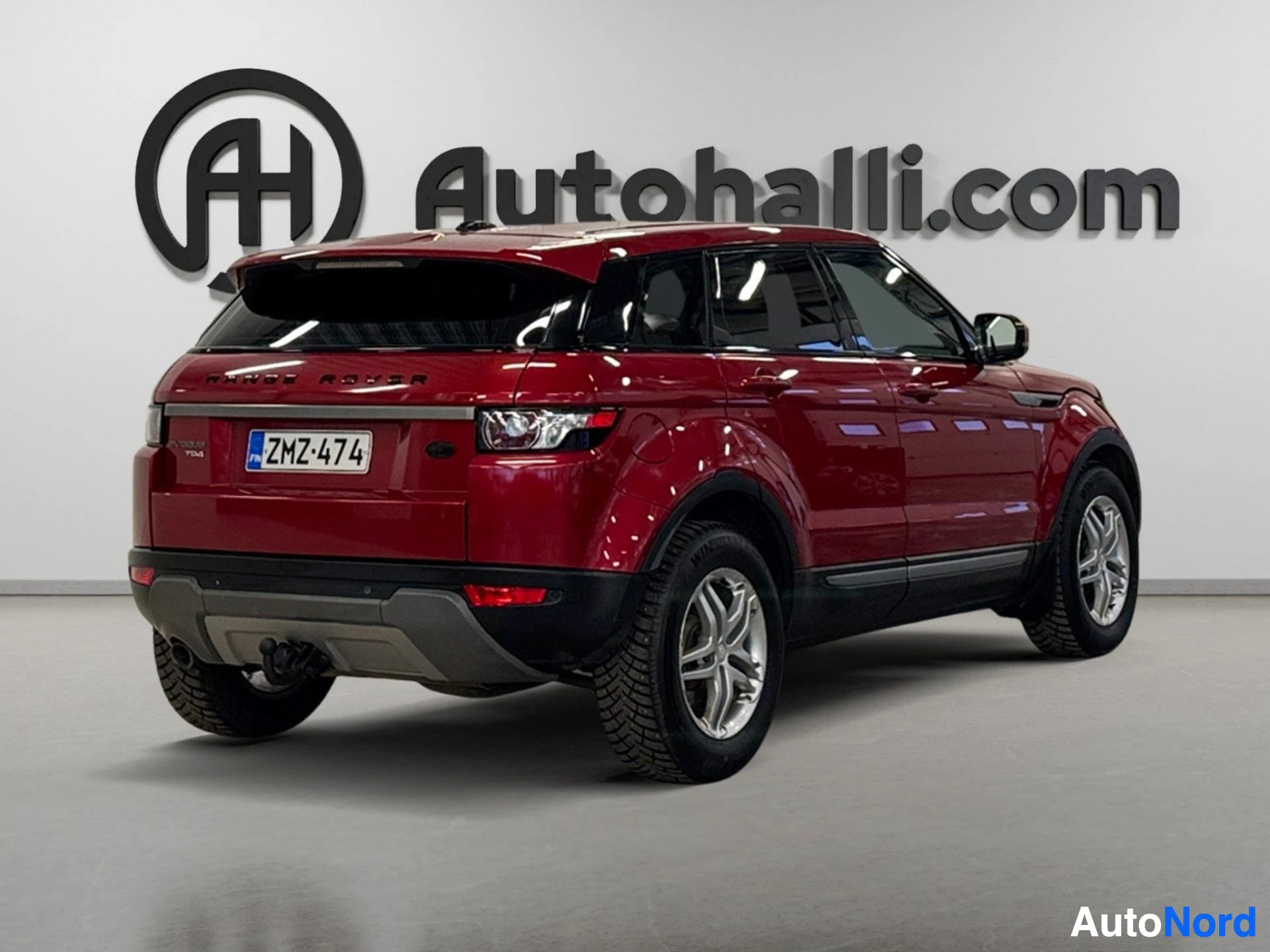 Punainen Range Rover Evoque kuvattu takaa, näkyy rekisterikilvio ja takavalot