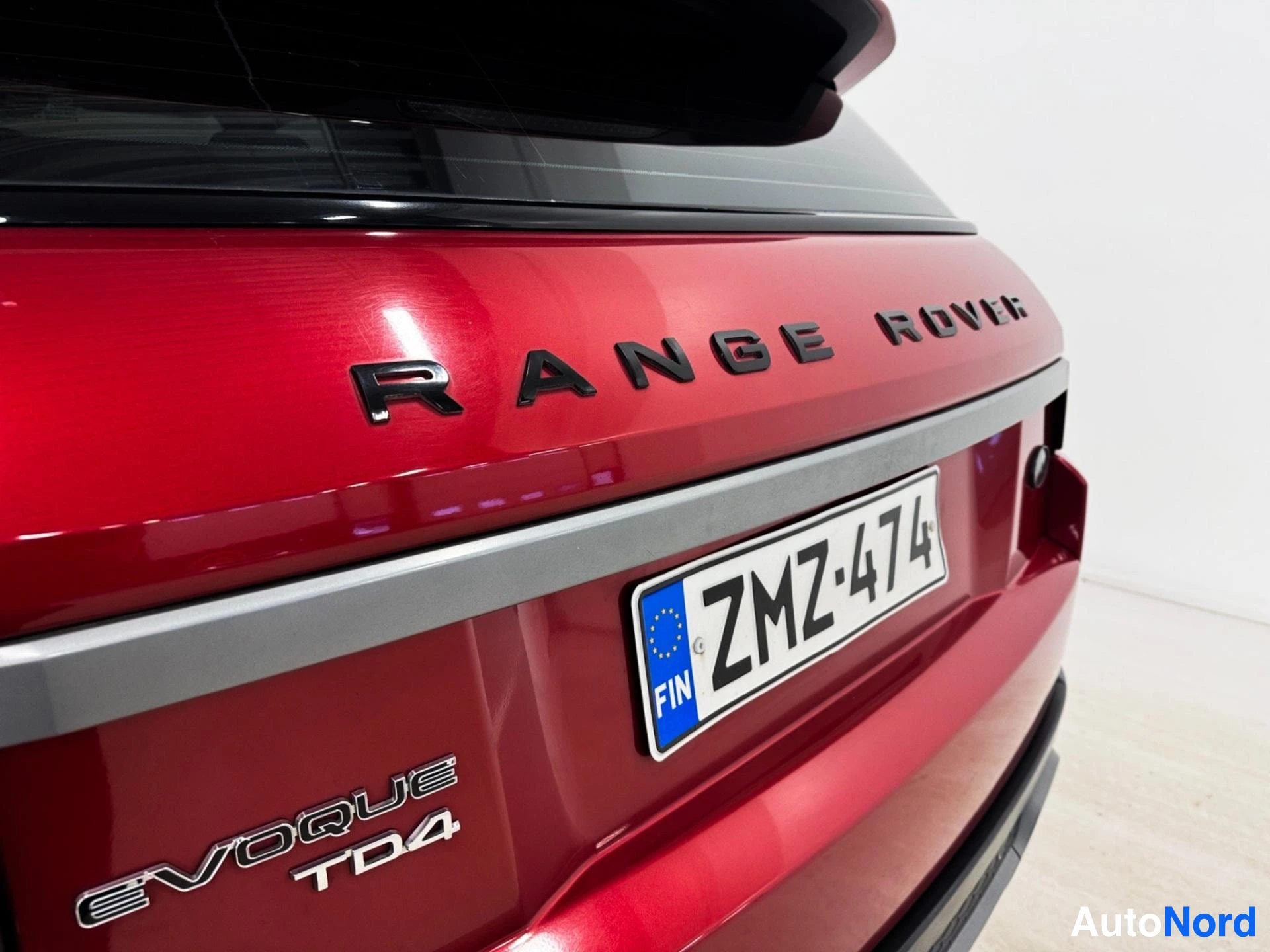 Punaisen Range Roverin takaa, Range Rover ja Evoque TD4 -merkinnät