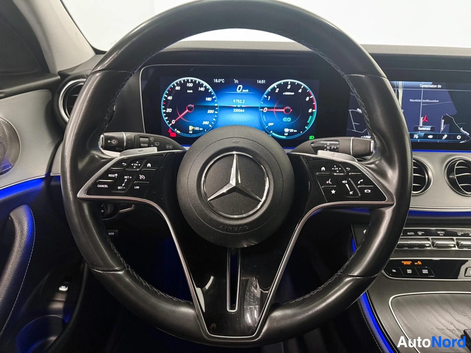 Mercedes-Benz ohjauspyörä mustalla nahkalla ja sinisellä koristulla