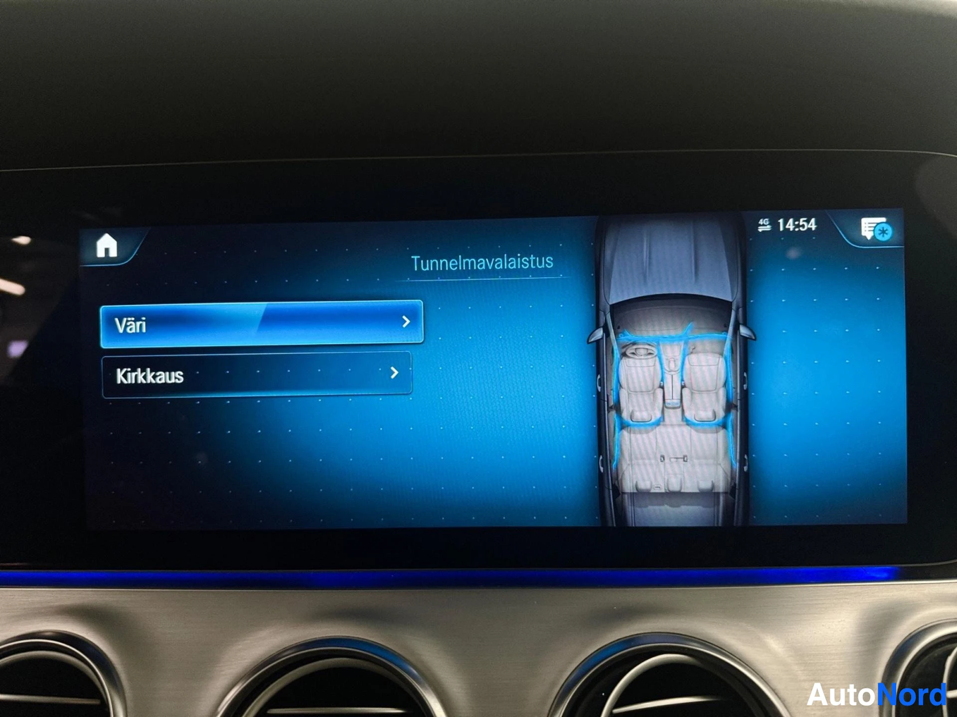 Infotainment display showing tunnel air suspension settings with vehicle top view
