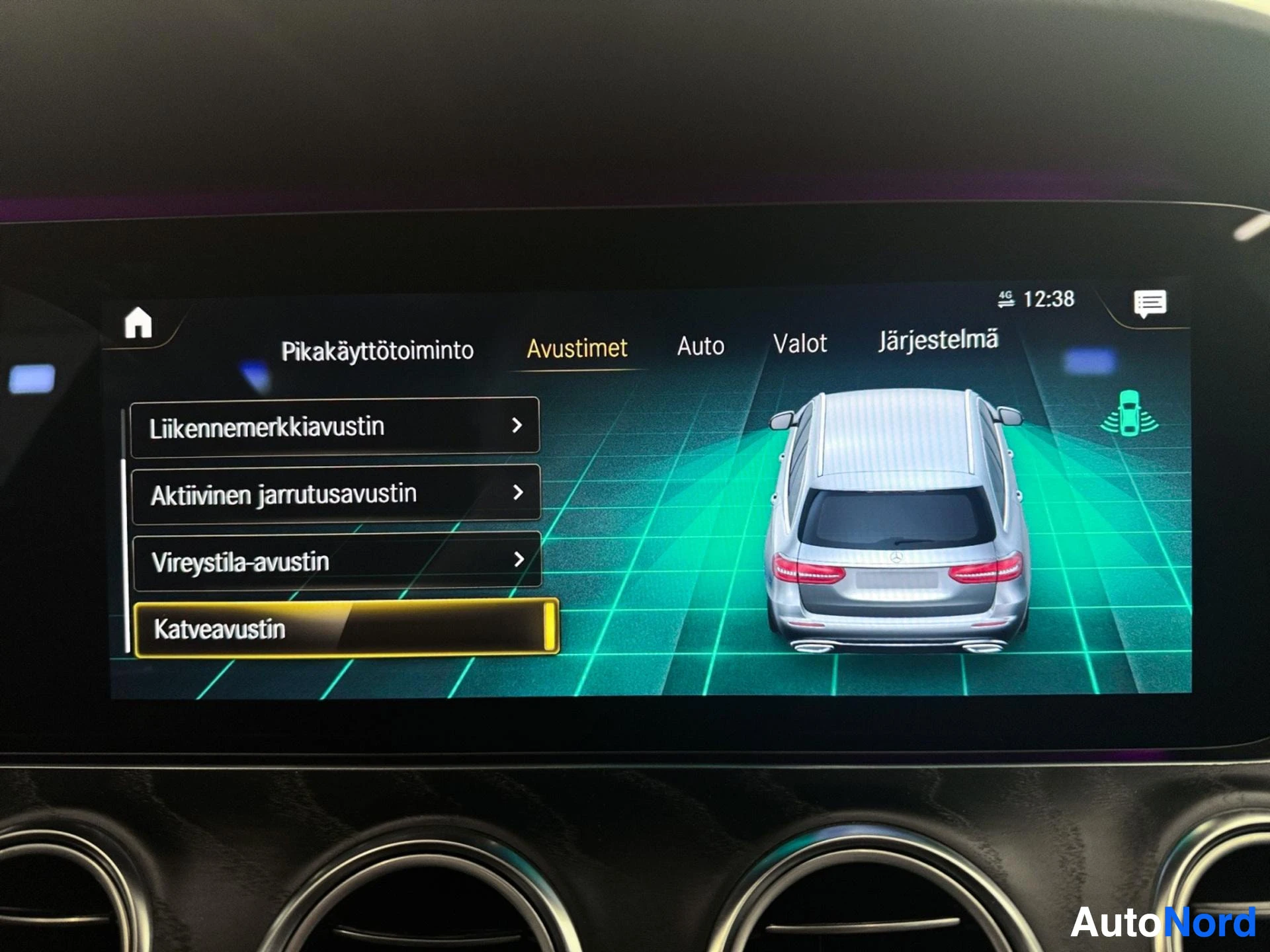 Dashboard screen displaying vehicle status with rear view and information tabs