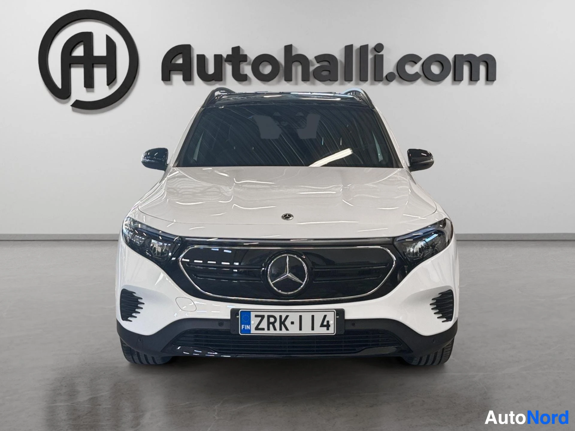 Valkoinen Mercedes-Benz EQB etupuolelta kuvattuna näyttämössä