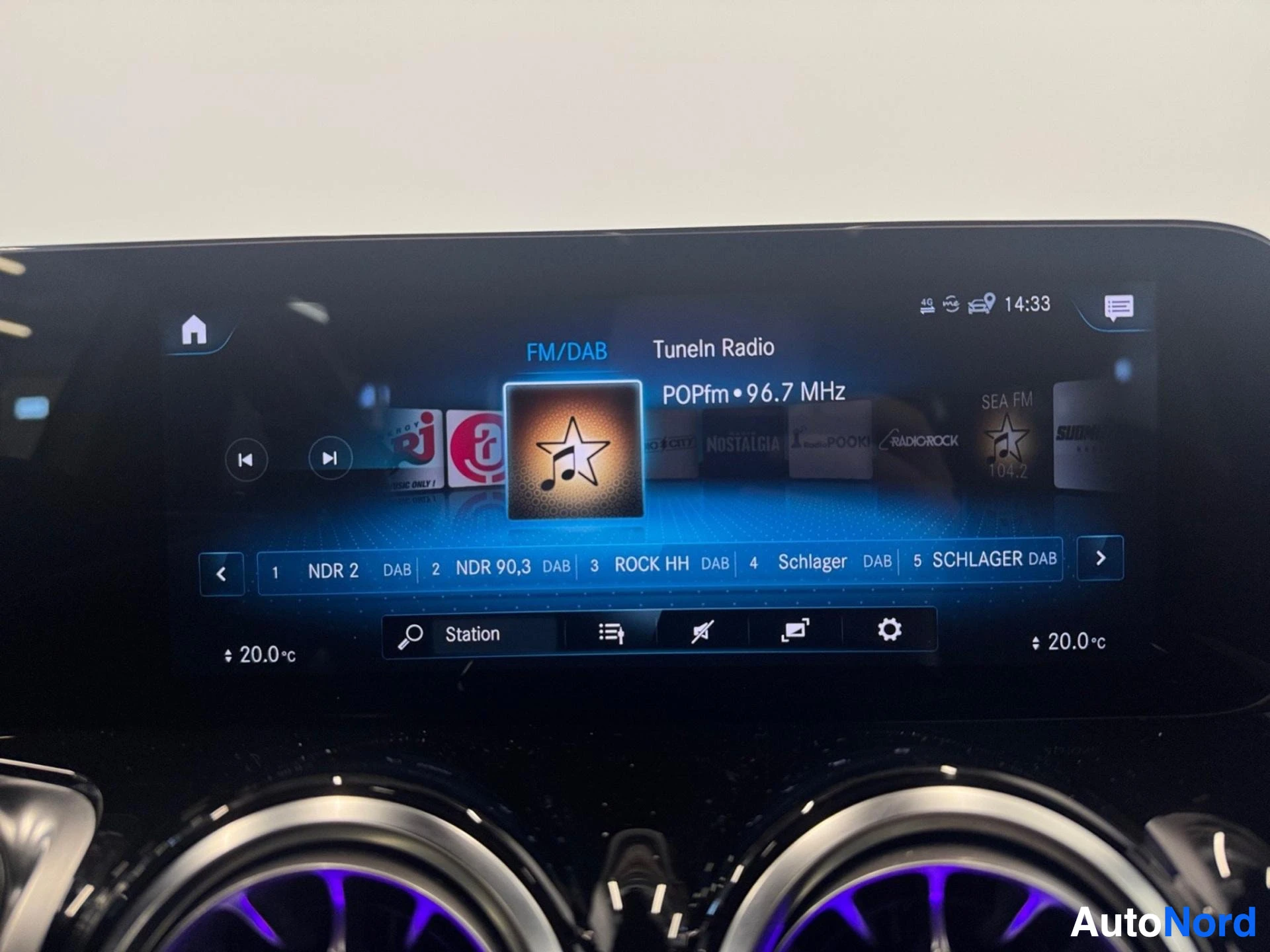 Infotainment-näyttö FM/DAB-radiolla ja tunnetuilla radioasemilla.
