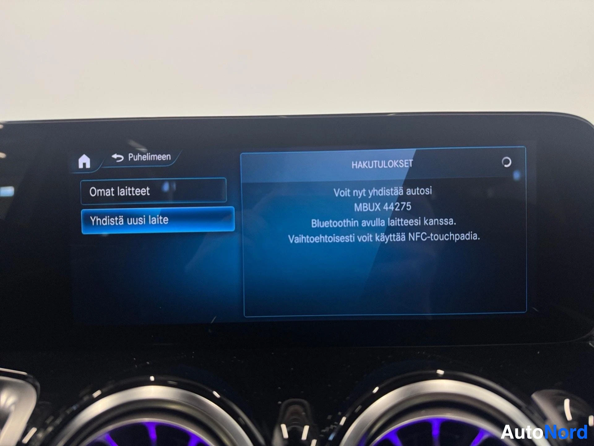 Infotainment-näyttö näyttää Bluetooth-yhteysasetuksia ja hakutulokkeet-valikko.