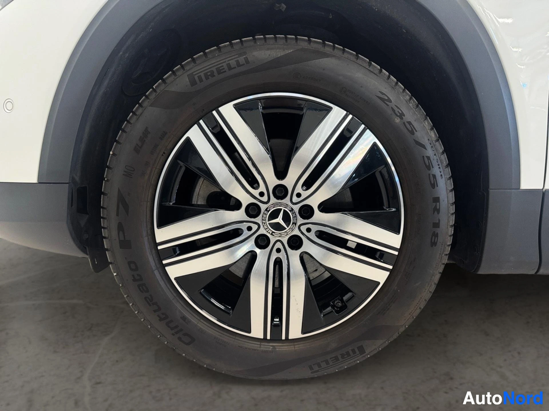 Alloy wheel with Pirelli tire, Mercedes-Benz hub cap