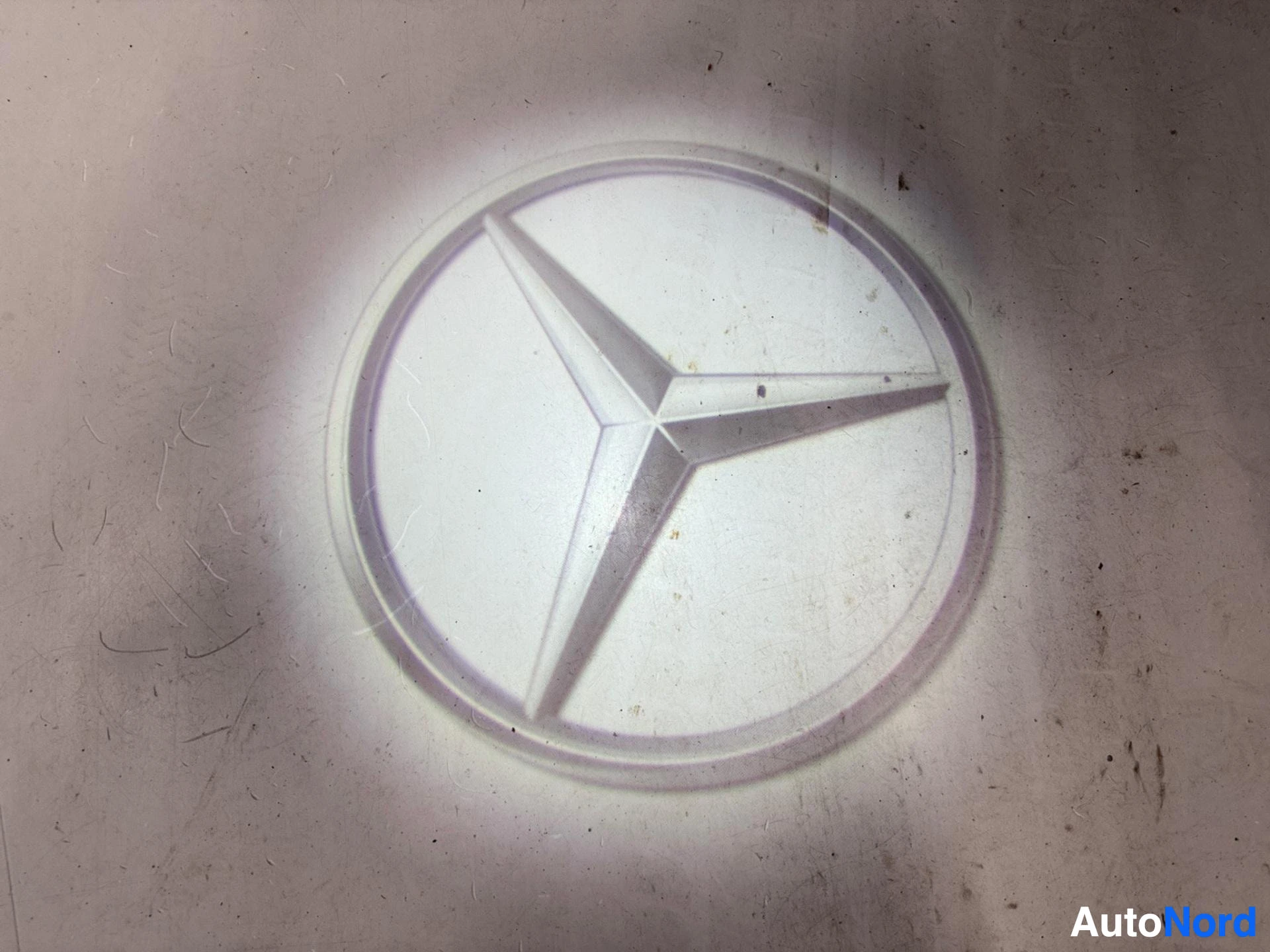Mercedes-Benz kolmen pisteen logon tunniste, valaistu merkki