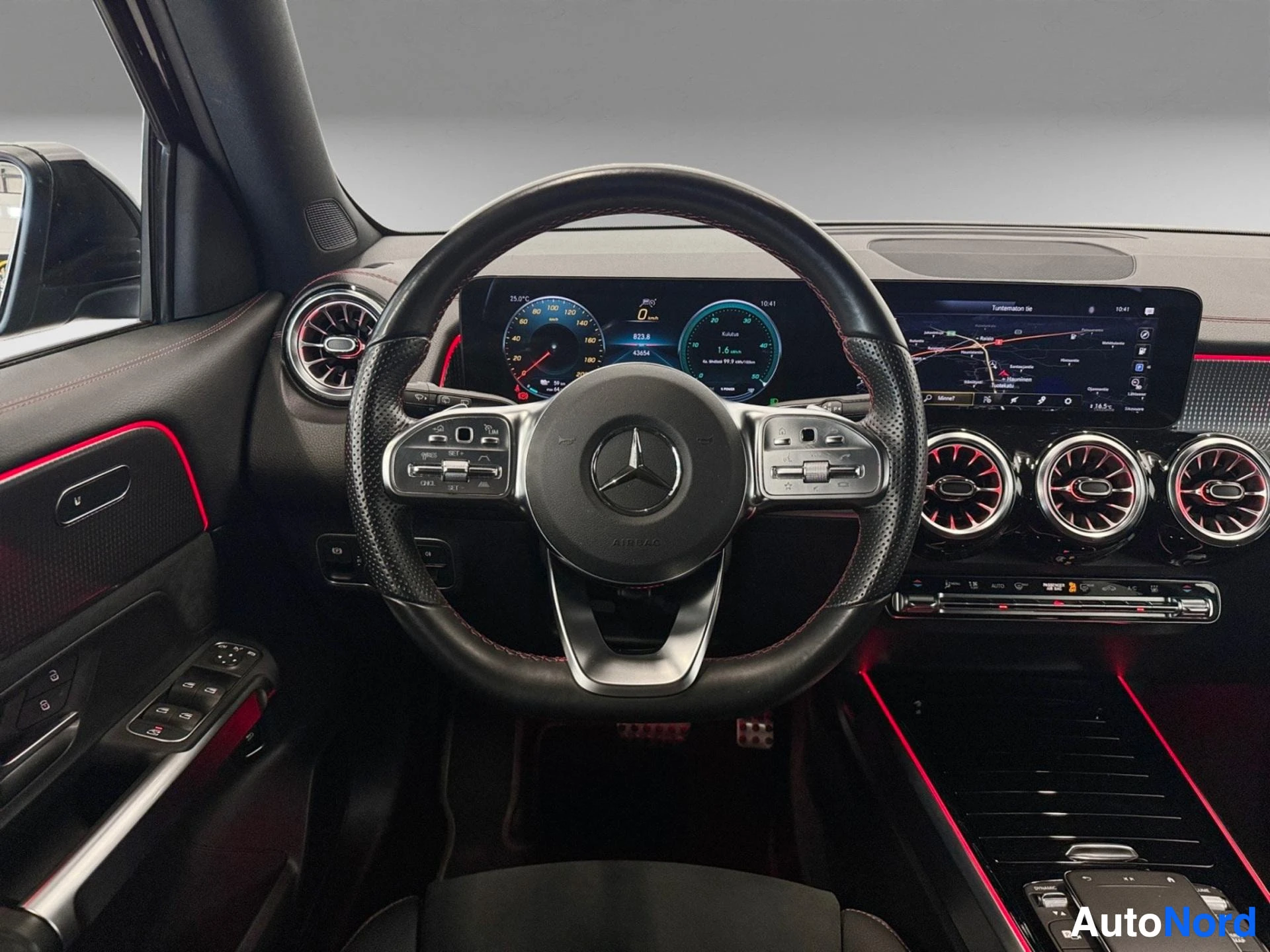 Mercedes-Benz EQB sisätila, ohjauspyörä ja instrumenttapaneeli, punainen aksentti
