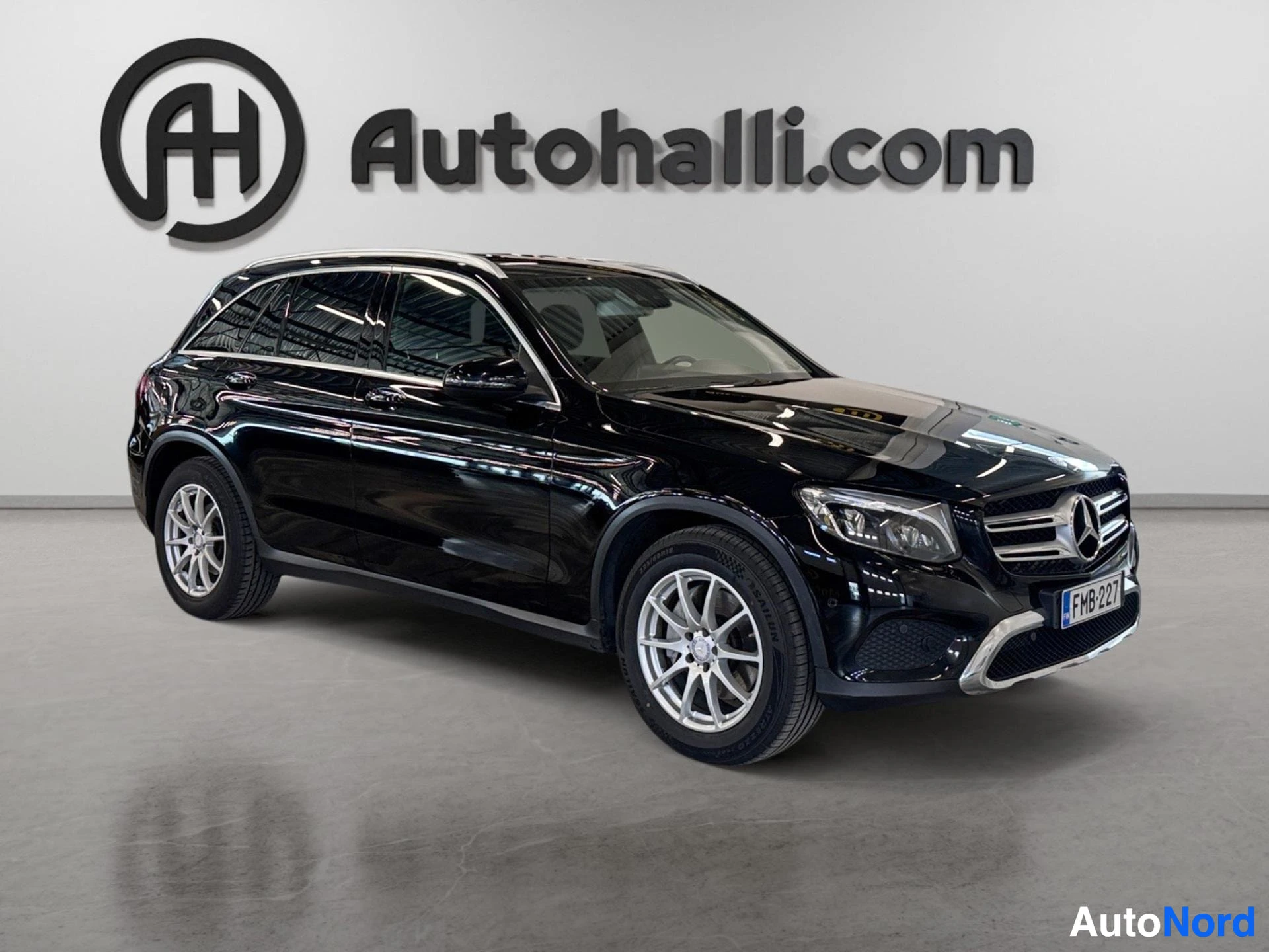 Musta Mercedes-Benz GLC kolmiulotteinen näkymä vasemmalta edestä