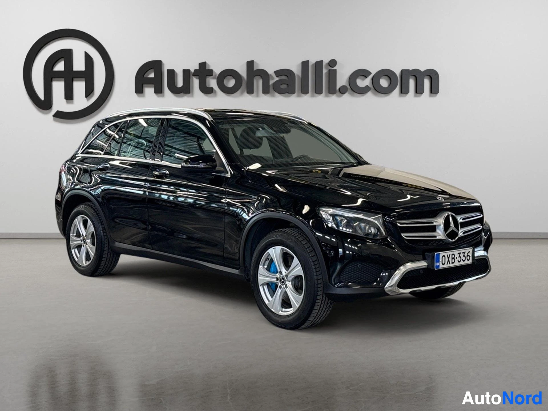 Musta Mercedes-Benz GLC, kolmen neljäsosan näkymä vasemmalta edestä