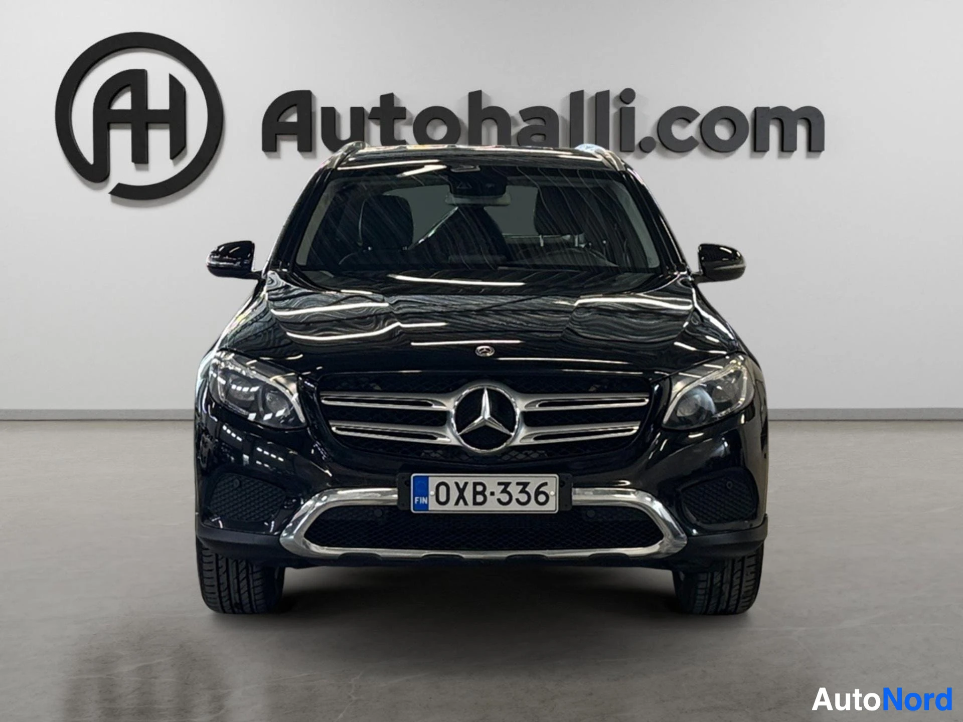 Musta Mercedes-Benz GLC etunäkymä suoraan edestä