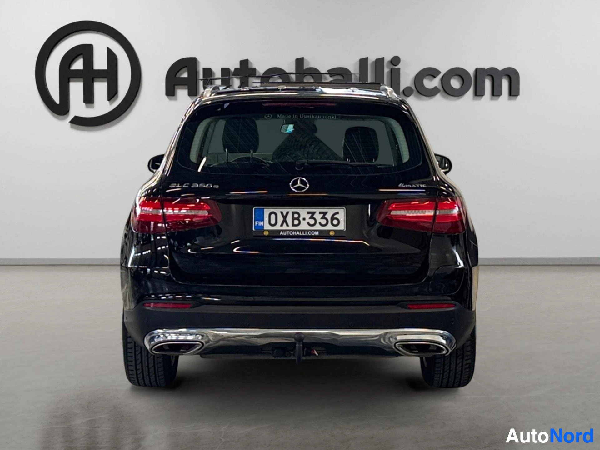 Musta Mercedes-Benz GLC takaa kuvattuna, takavalot näkyvissä.
