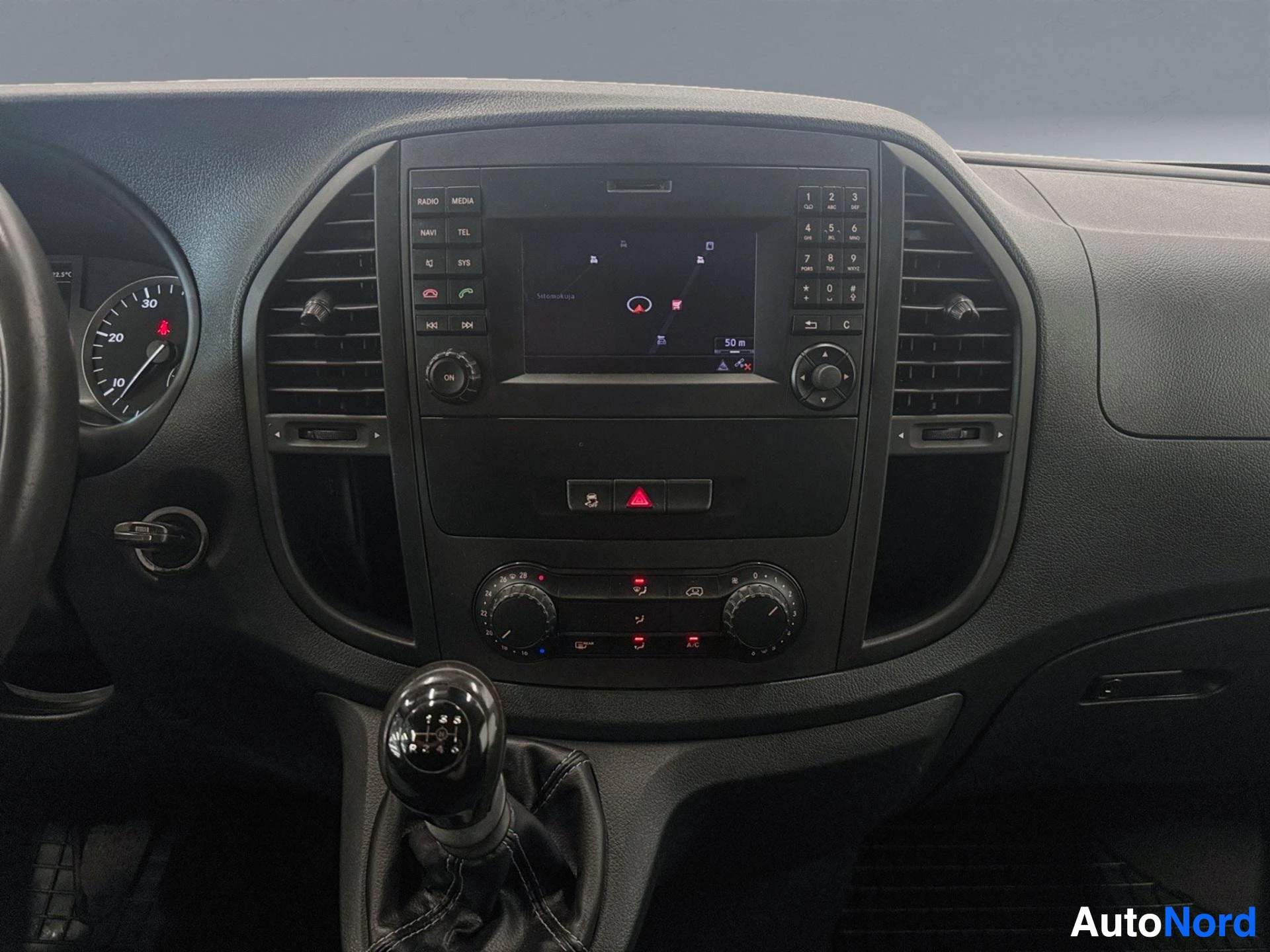 Keskikonsoli ja infotainment-järjestelmän näyttö vaihteiston yläpuolella