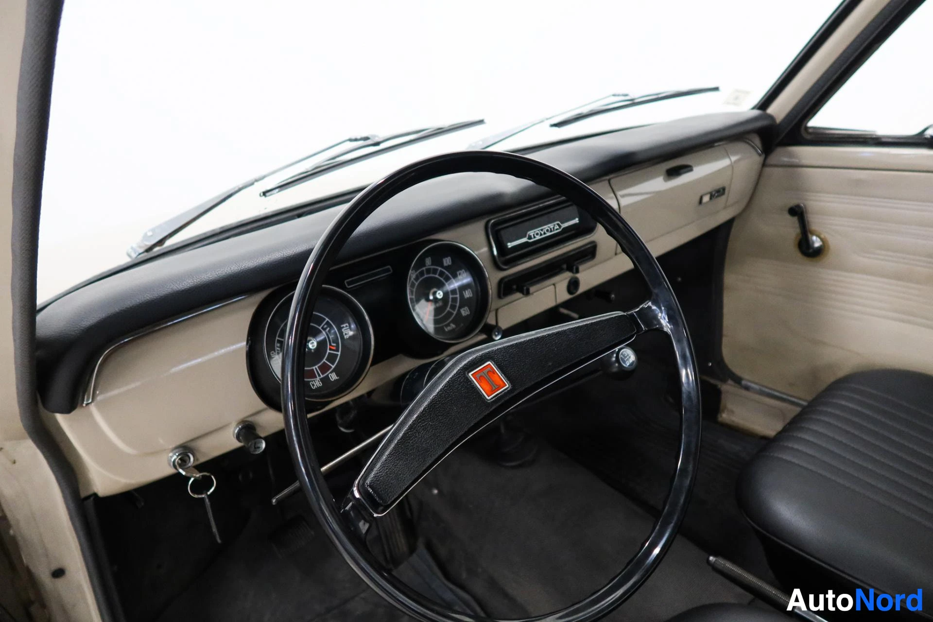 Kuljettajan puoli, ohjauspyörä, mittaristo, beige panelointi, Toyota-tunnus