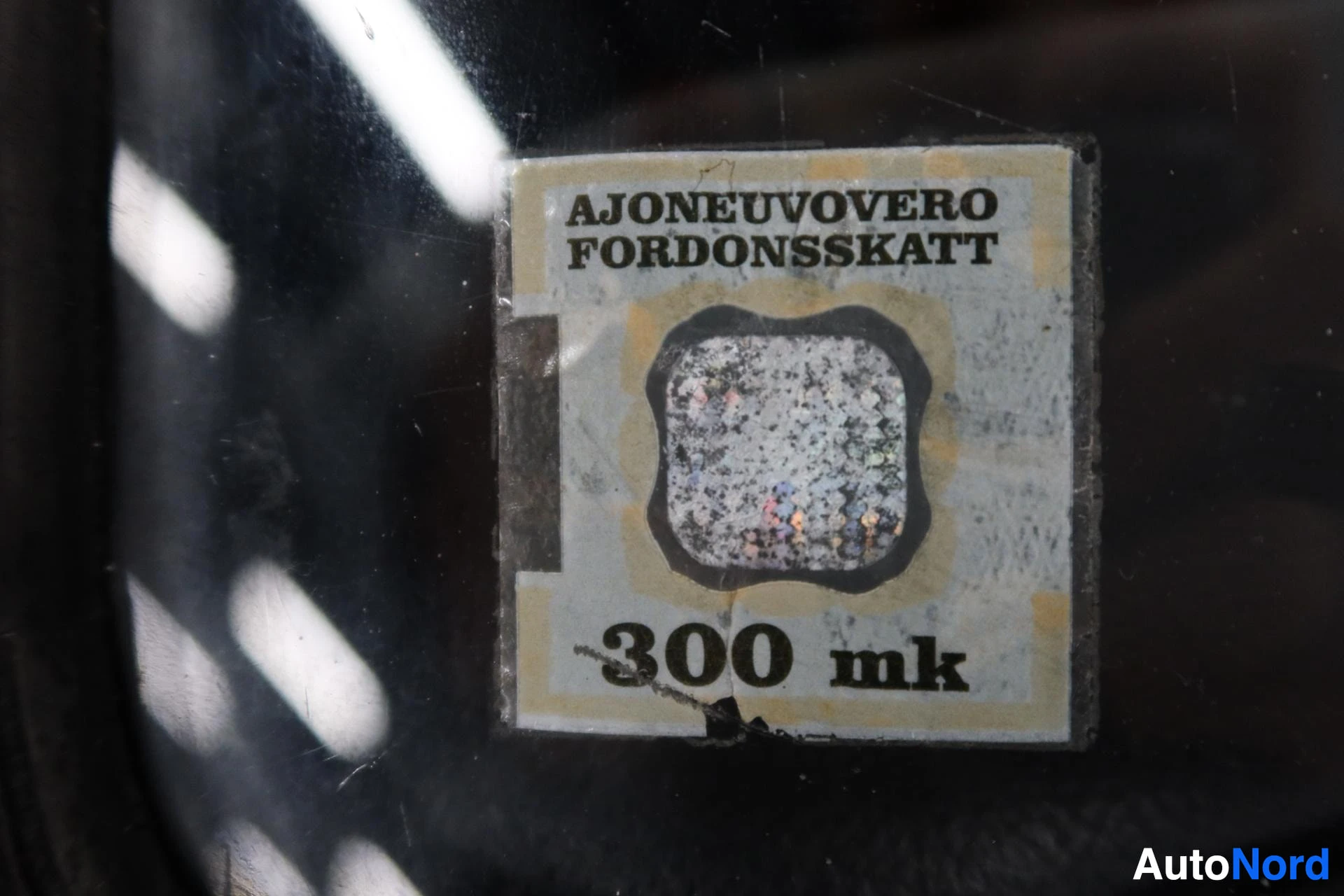 Vanha Suomalainen museo-rekisteröinnin tunnus, 300 mk -merkintä näkyvissä.