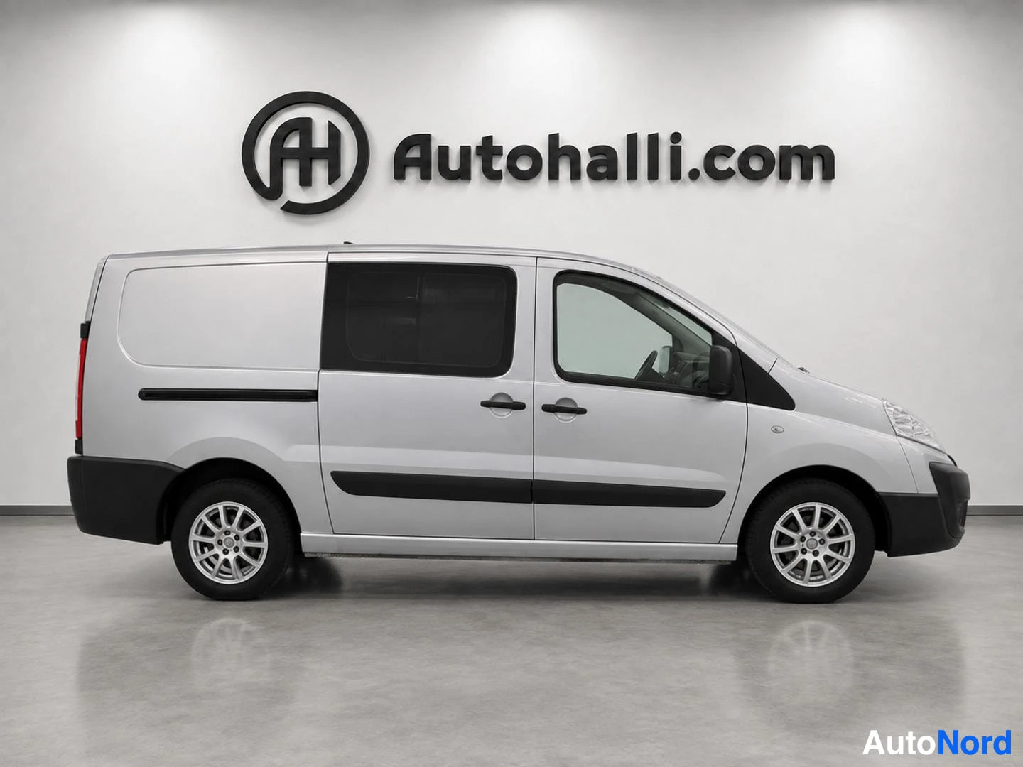 Valkoinen Toyota Proace pakettiauton sivu kokonaisuudessaan näkyvissä