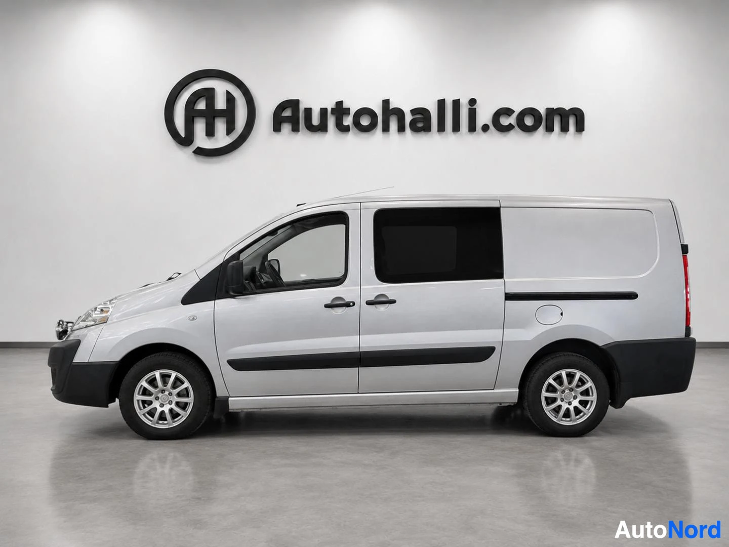 Valkoinen Toyota Proace pakettiauton takaosa ja sivu näkyvissä