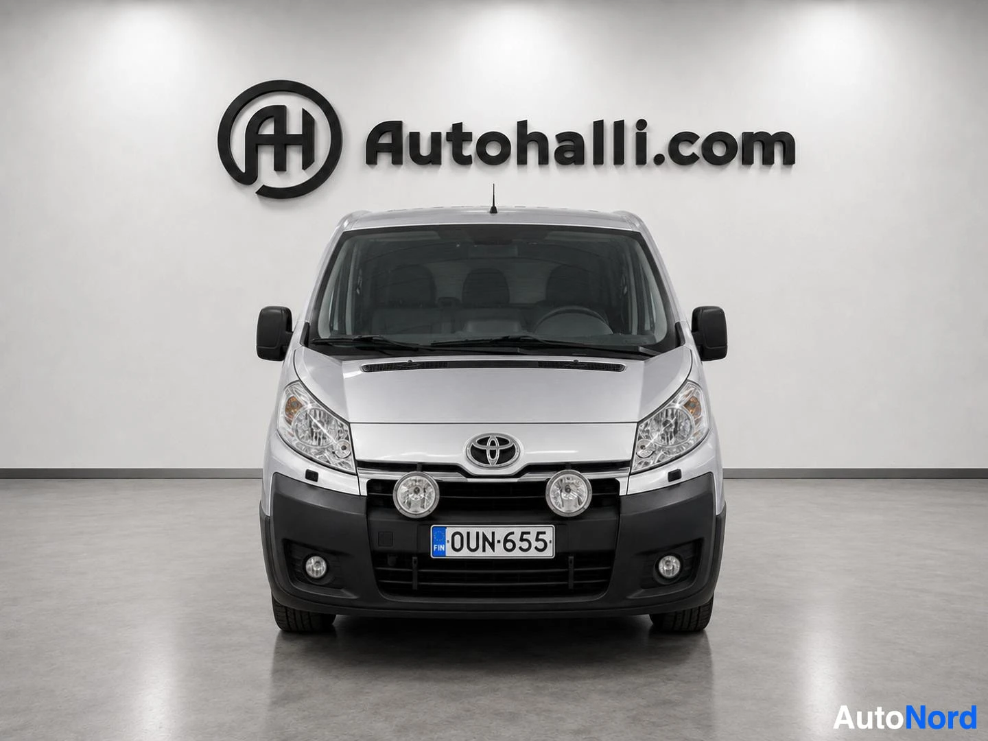 Valkoinen Toyota Proace pakettiauton etuosa frontaalisesti kuvattuna