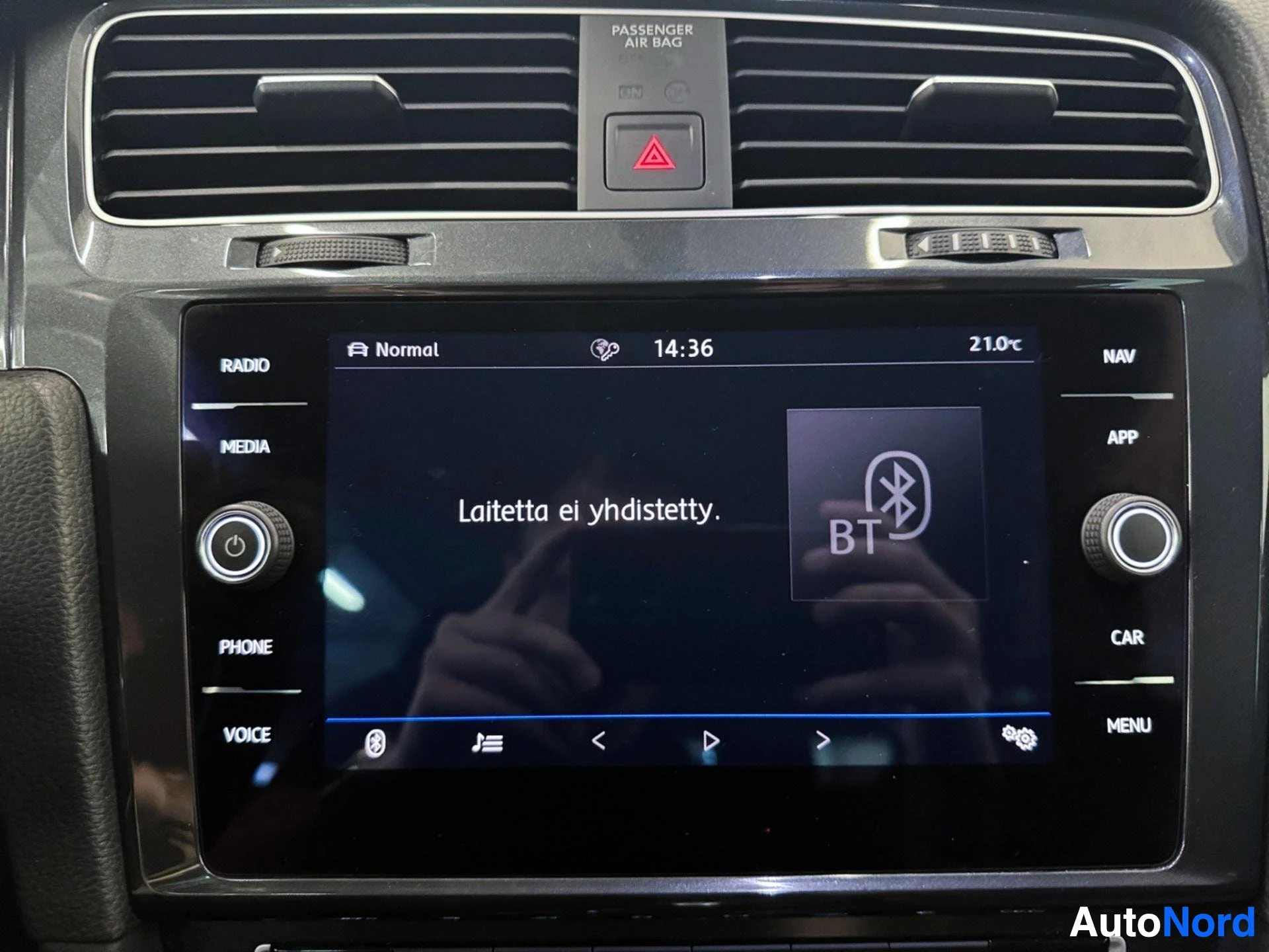 Dashboard touchscreen display showing Bluetooth connection status message