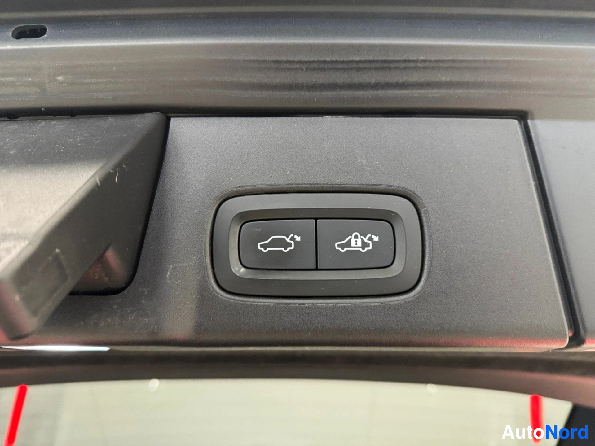 Power trunk and sunroof control buttons on overhead panel