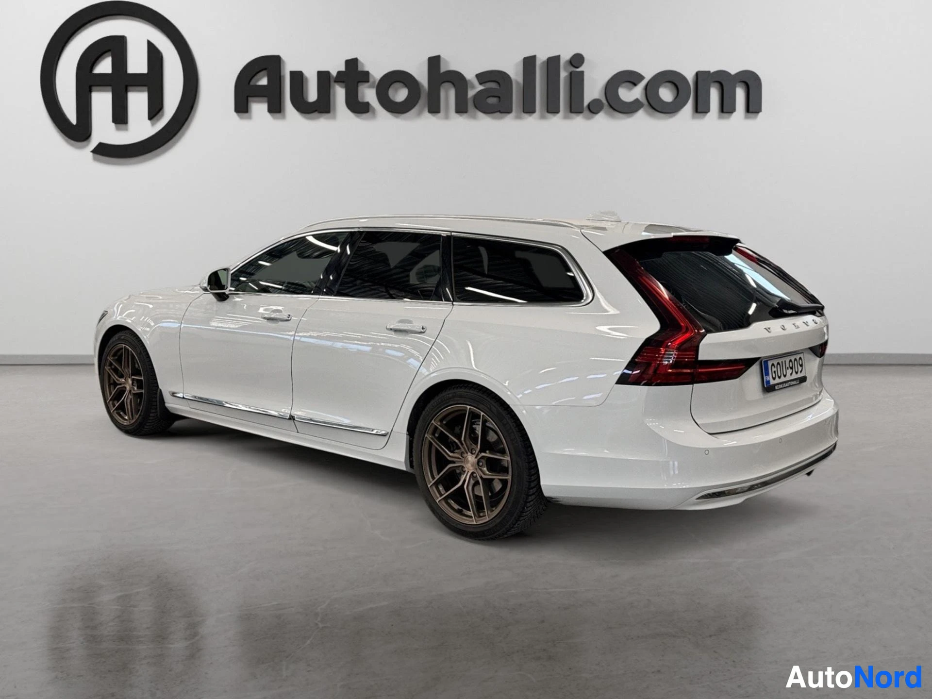 Valkoinen Volvo V90 farmari taakaa vasemmalla puolella kuvattuna
